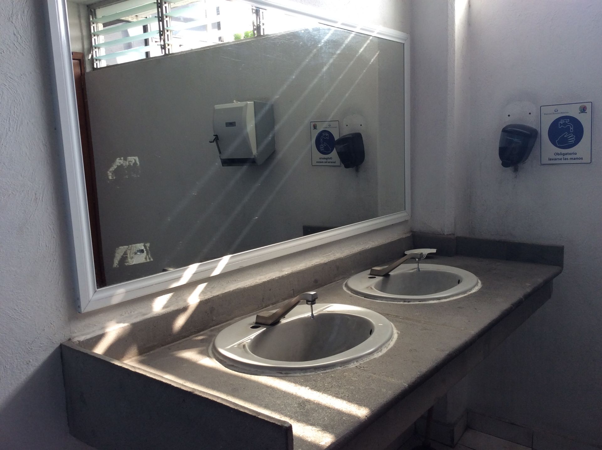 Baño de hombres oficinas planta baja, 3 WC - Image 3 of 12