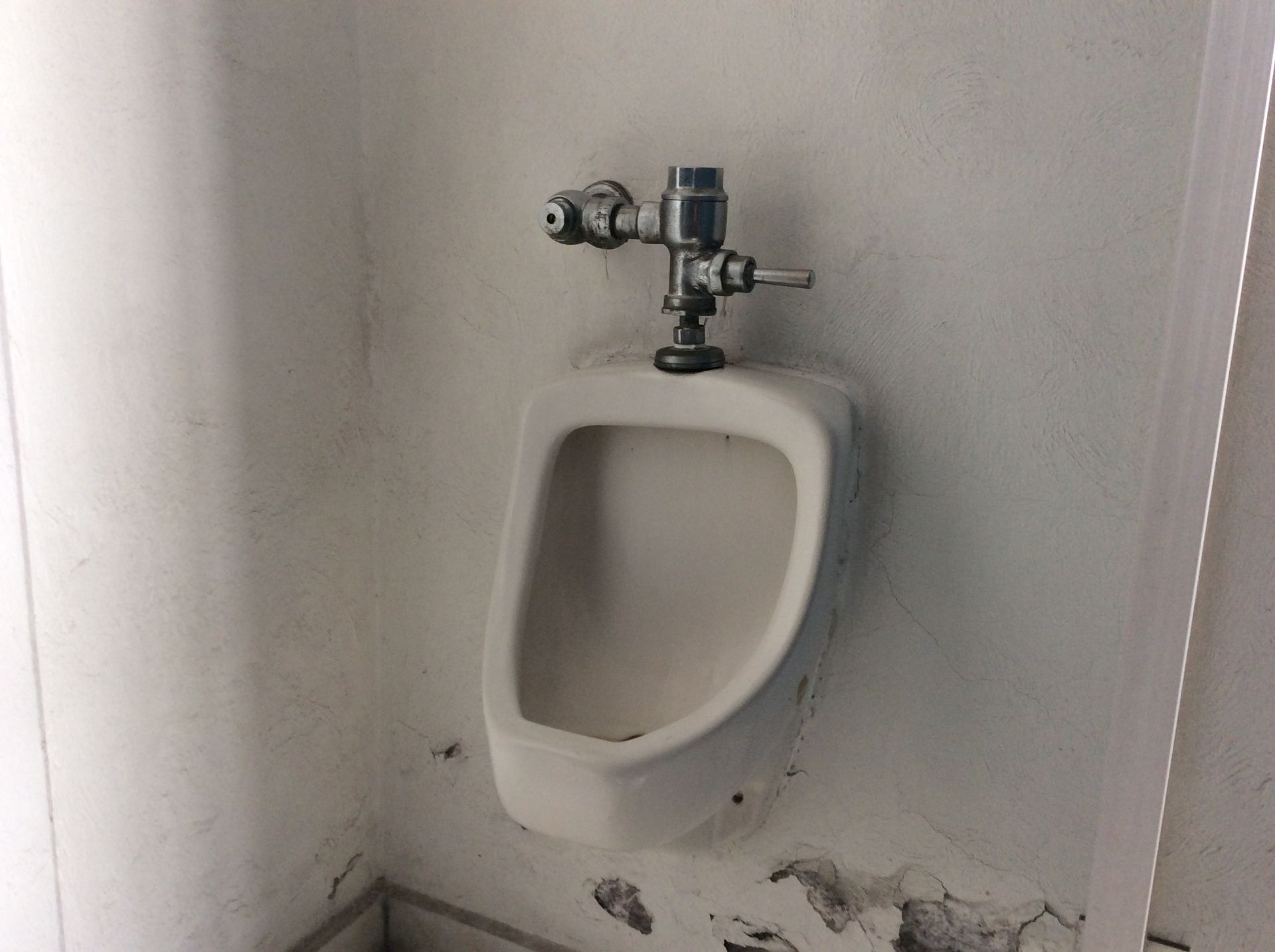 Baño de hombres oficinas planta baja, 3 WC - Image 8 of 12