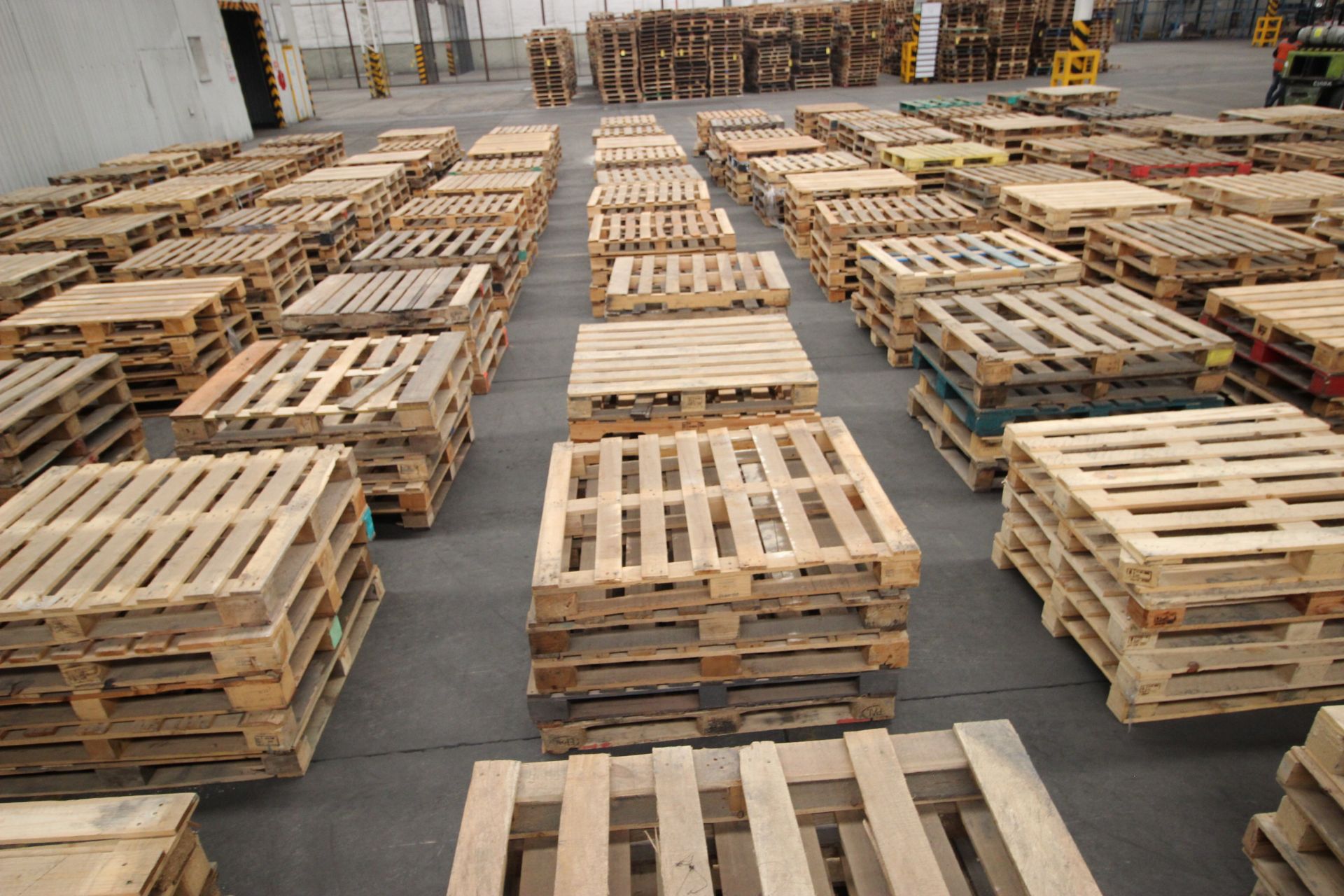 Tarimas de madera para estiba de 1.0 x 1.2 m. aprox. 225 pzas. - Image 6 of 13