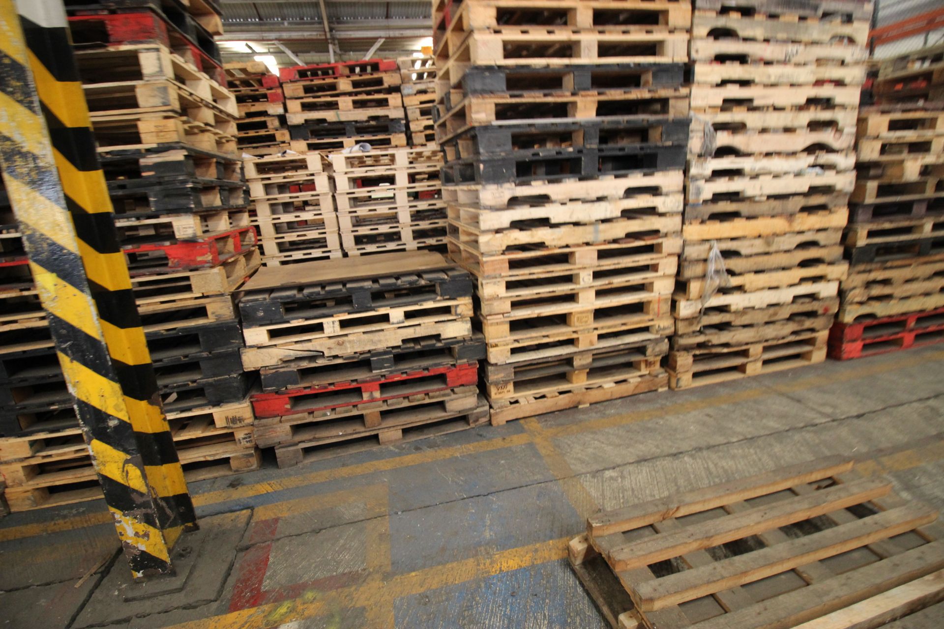 Tarimas de madera para estiba de 1.0 x 1.2 m. aprox. 260 pzas. - Image 9 of 17