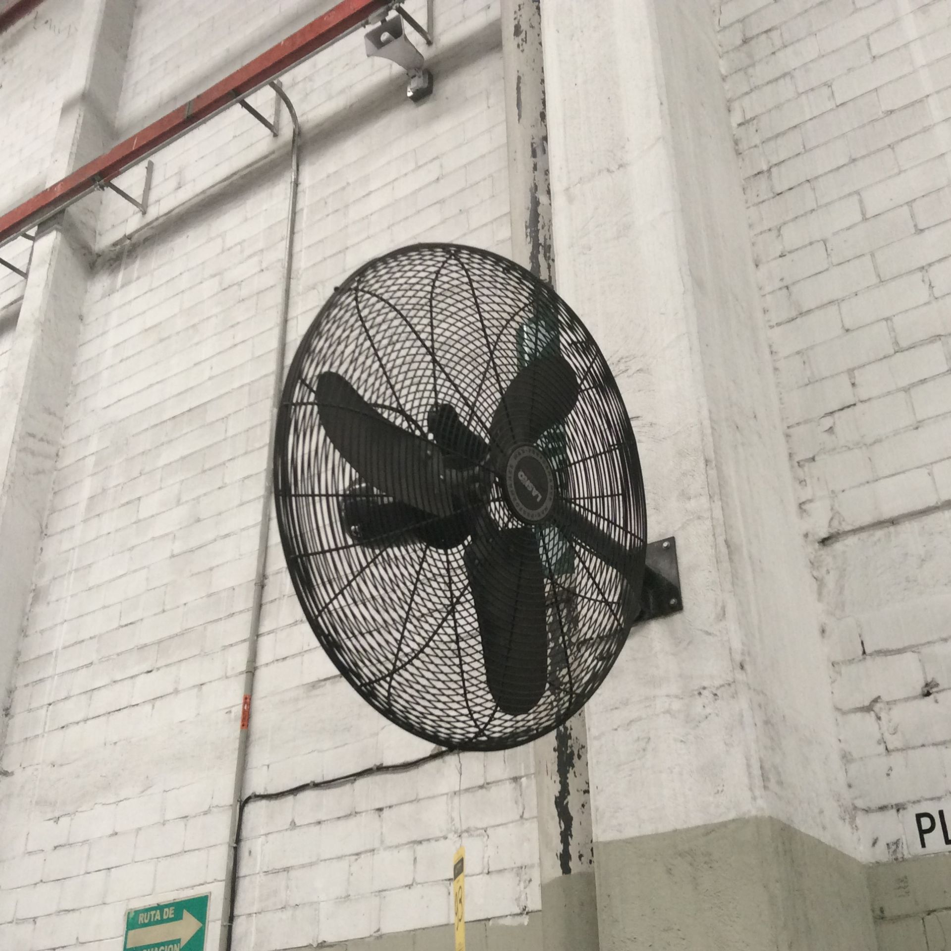 2 ventiladores Industriales, Un Ventilador De Pedestal, Perchero De Madera Y Un Pizarrón De Plumón. - Image 3 of 17