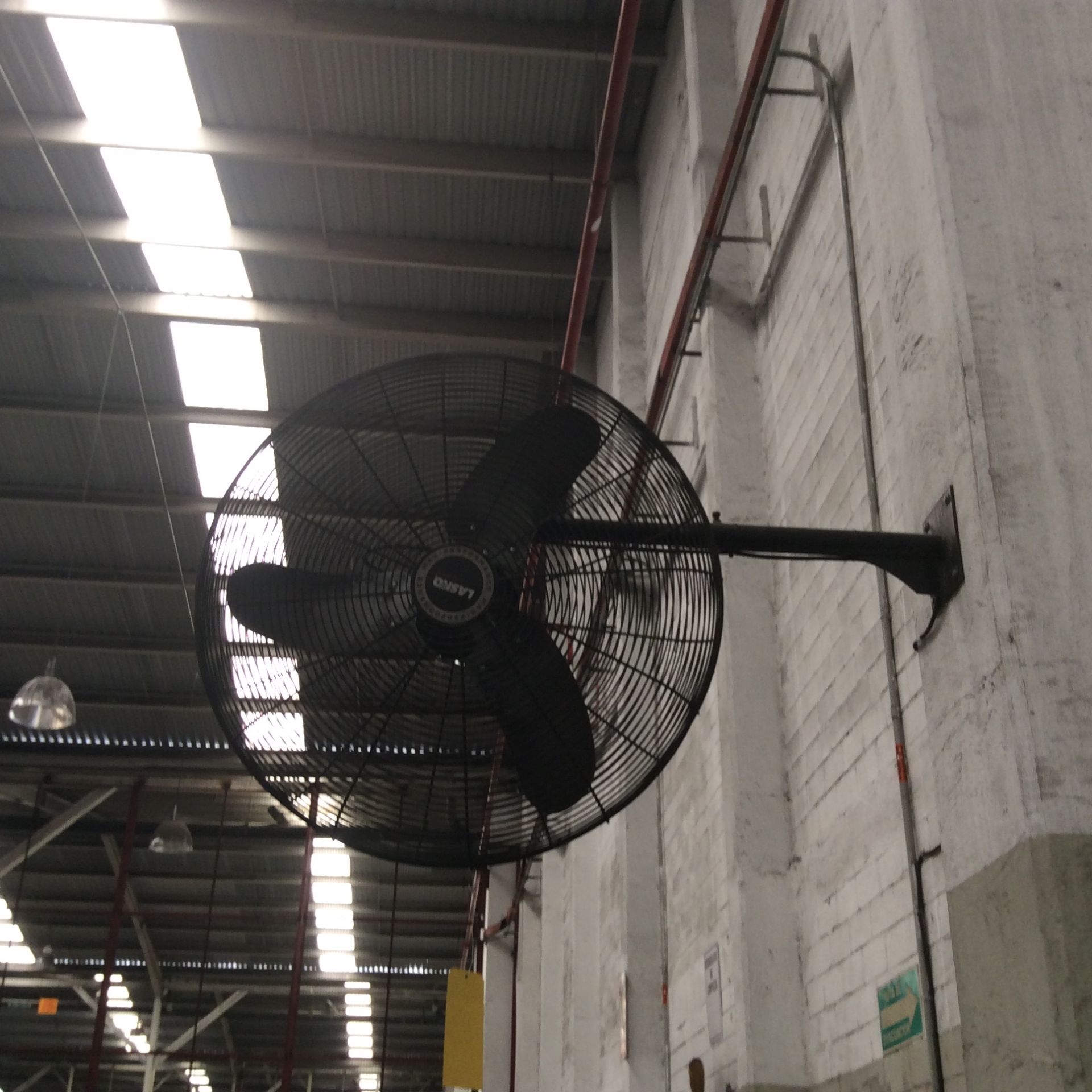 2 ventiladores Industriales, Un Ventilador De Pedestal, Perchero De Madera Y Un Pizarrón De Plumón.