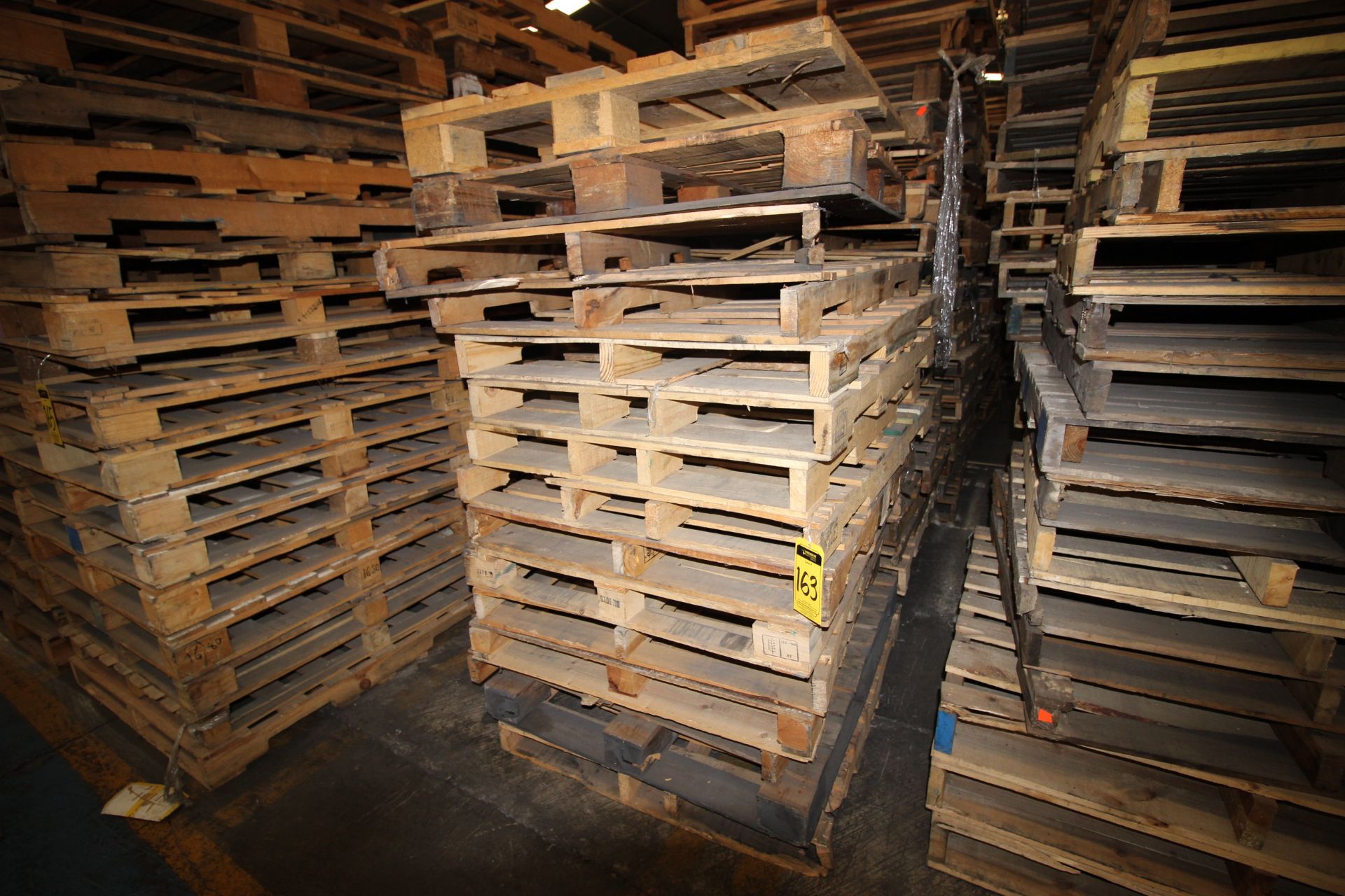 Tarimas de madera para estiba de 1.0 x 1.2 m. aprox. 150 pzas. - Image 2 of 9
