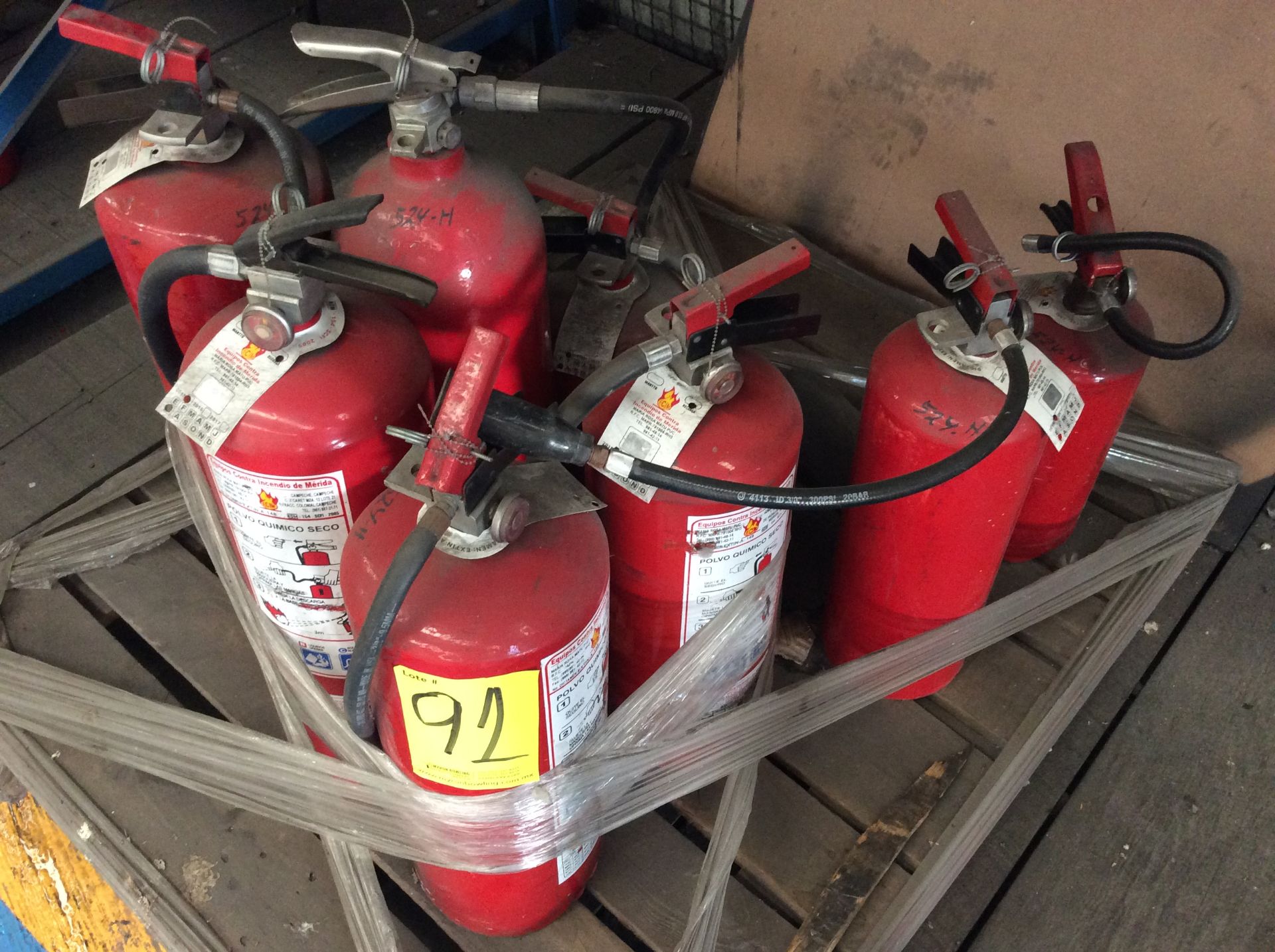 8 Extintores diferentes capacidades. - Image 4 of 5
