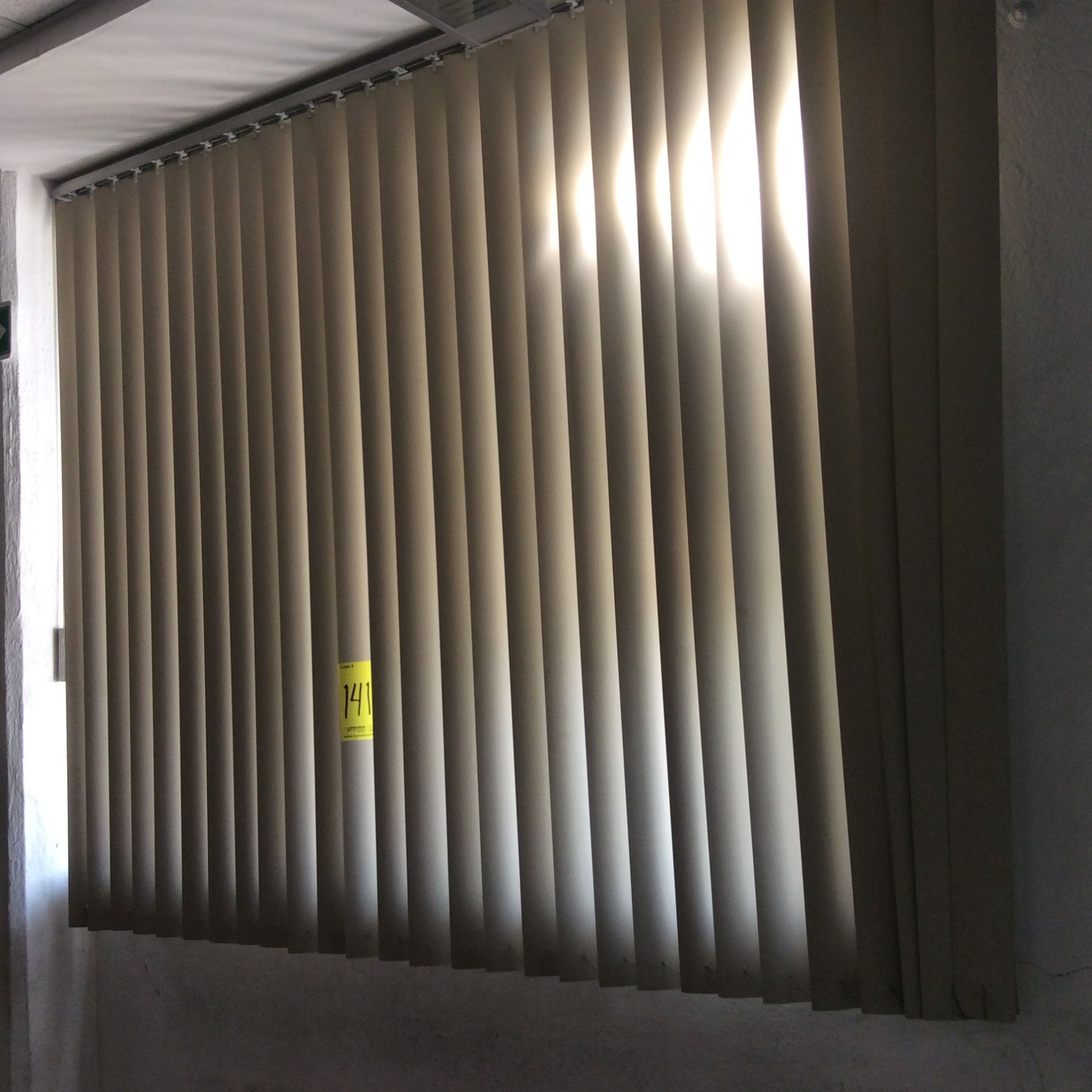 10 Persianas verticales diferentes medidas ubicadas en la planta baja de oficinas.