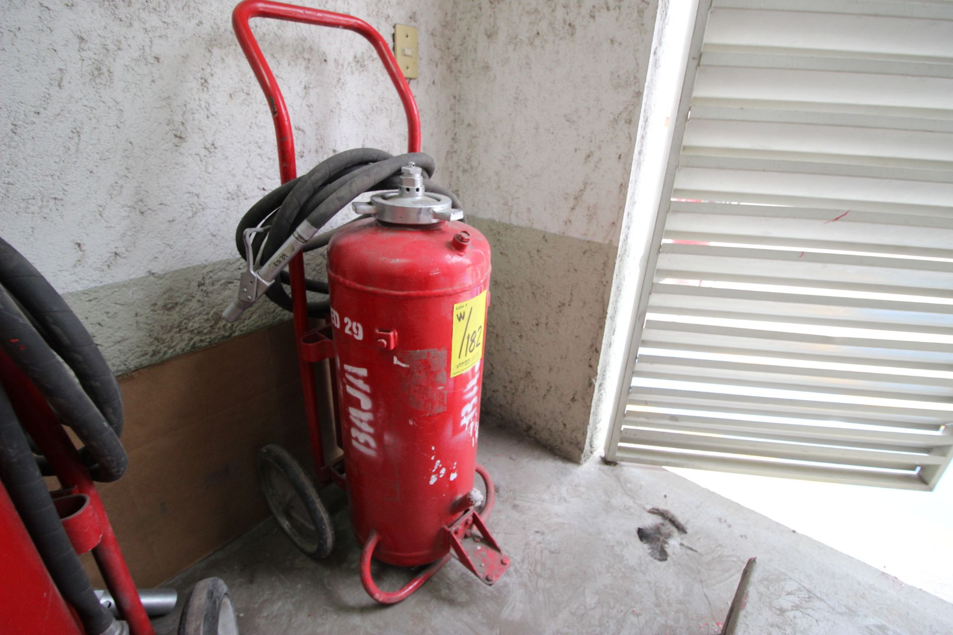 Dos extintores movil con capacidad de 20 LTS - Image 4 of 12