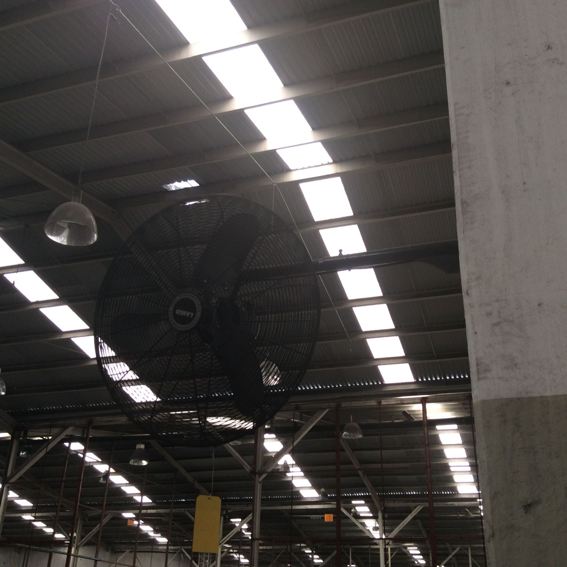 2 ventiladores Industriales, Un Ventilador De Pedestal, Perchero De Madera Y Un Pizarrón De Plumón. - Image 2 of 17