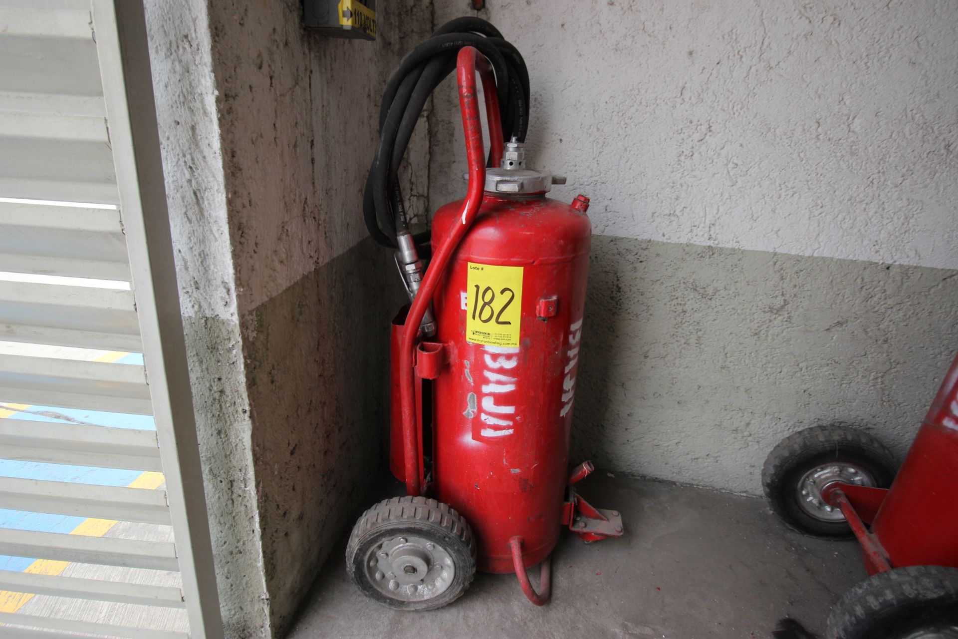 Dos extintores movil con capacidad de 20 LTS - Image 7 of 12