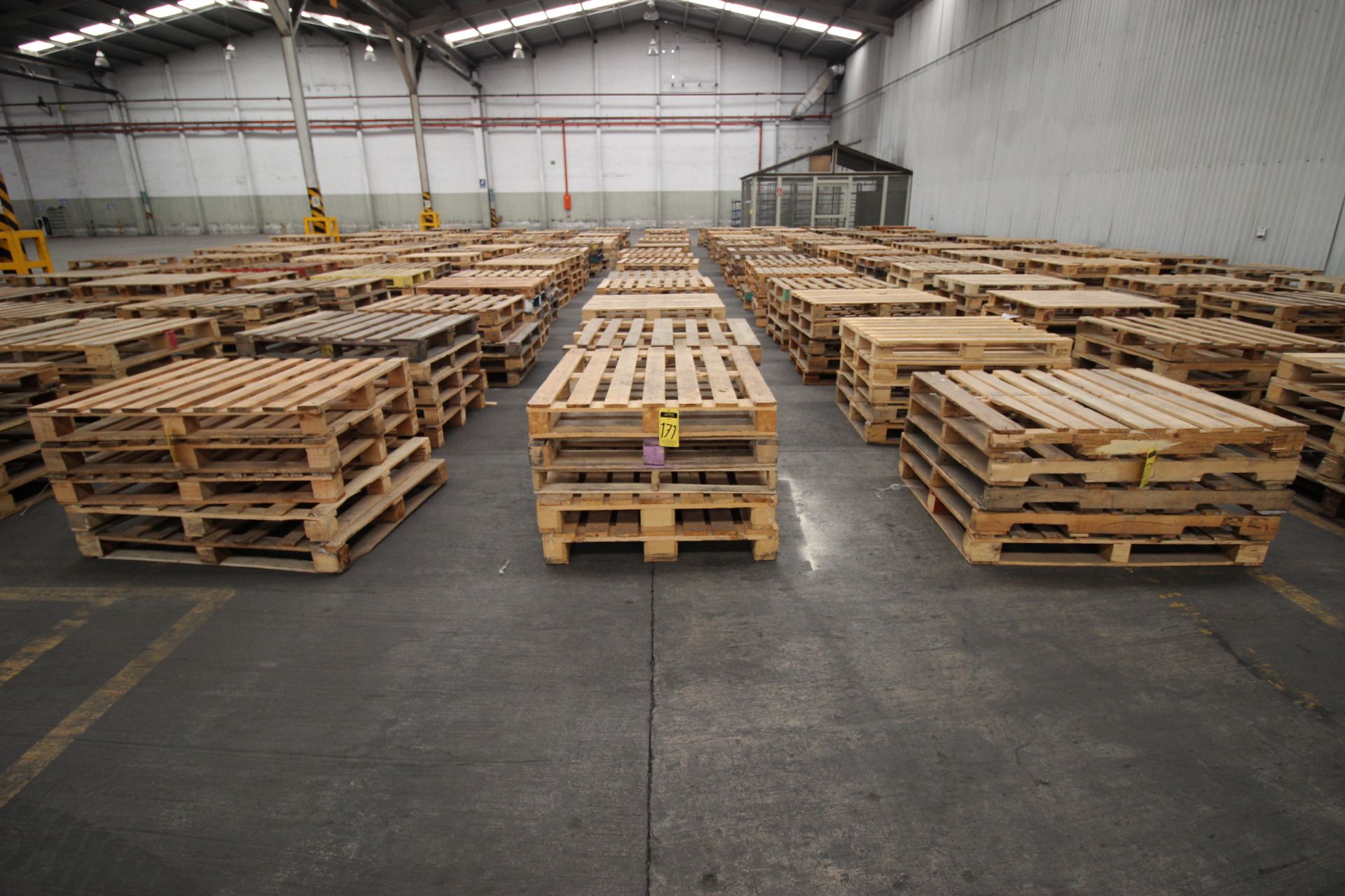Tarimas de madera para estiba de 1.0 x 1.2 m. aprox. 225 pzas. - Image 11 of 13