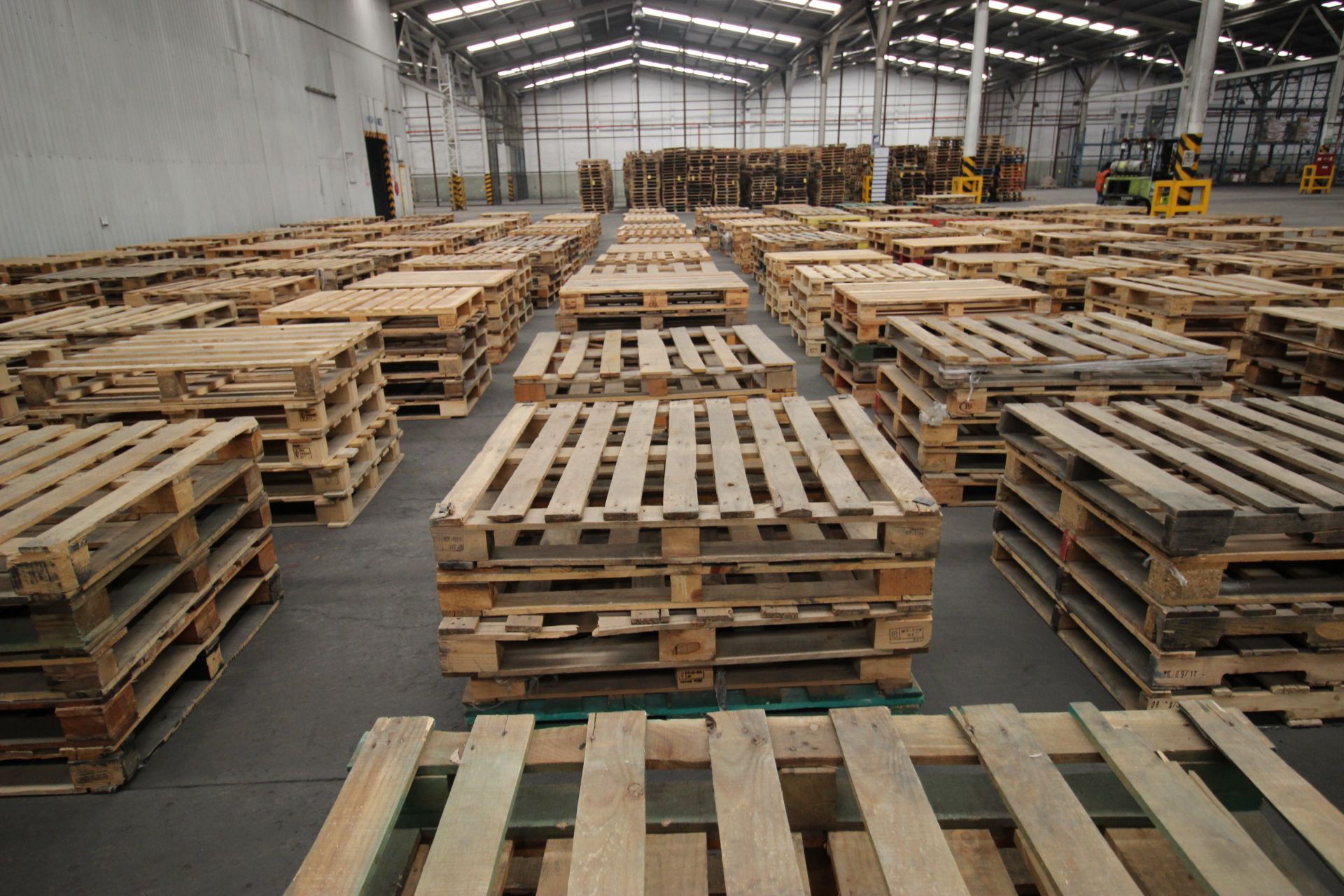Tarimas de madera para estiba de 1.0 x 1.2 m. aprox. 225 pzas. - Image 4 of 13