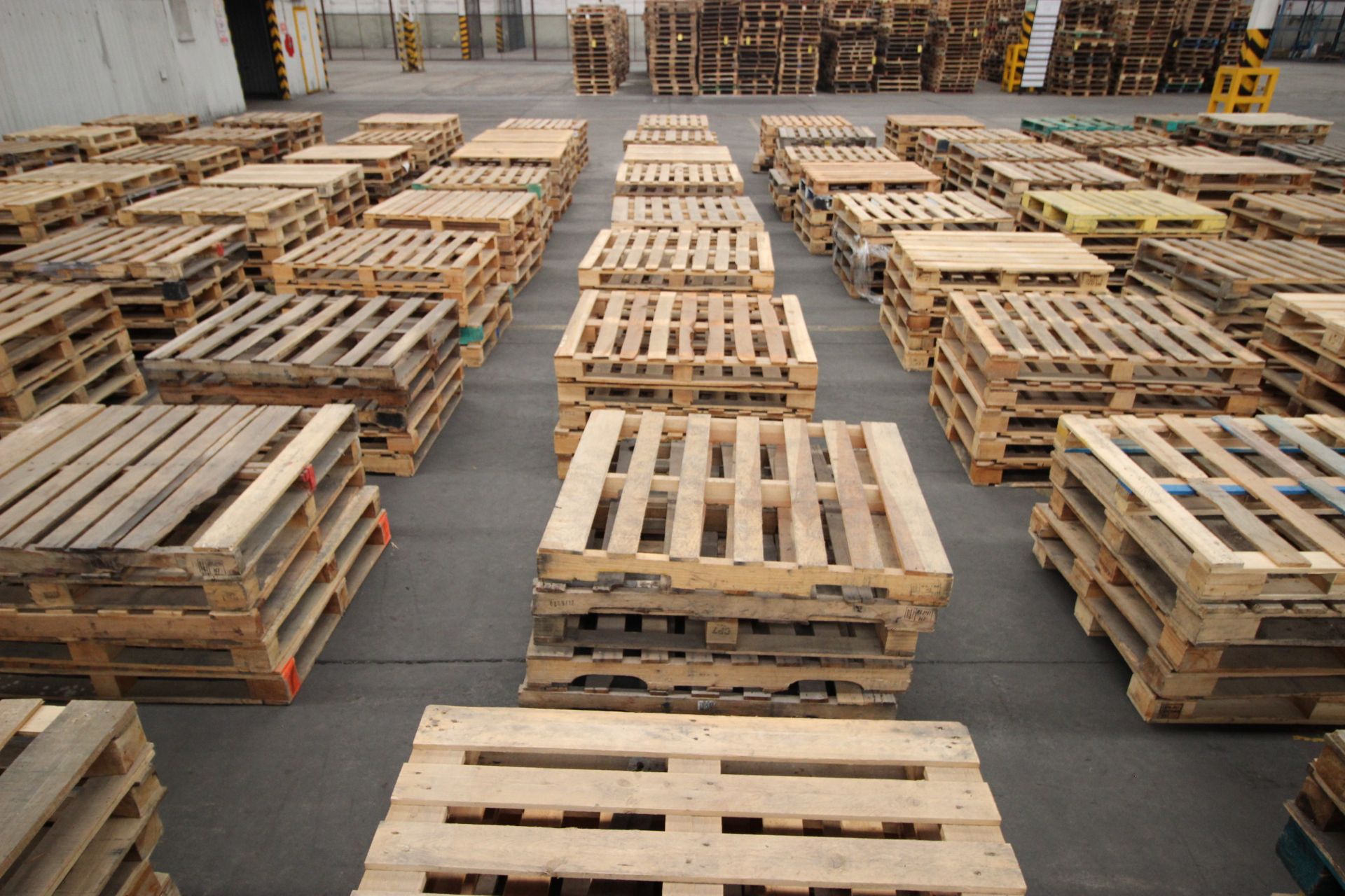 Tarimas de madera para estiba de 1.0 x 1.2 m. aprox. 225 pzas. - Image 7 of 13