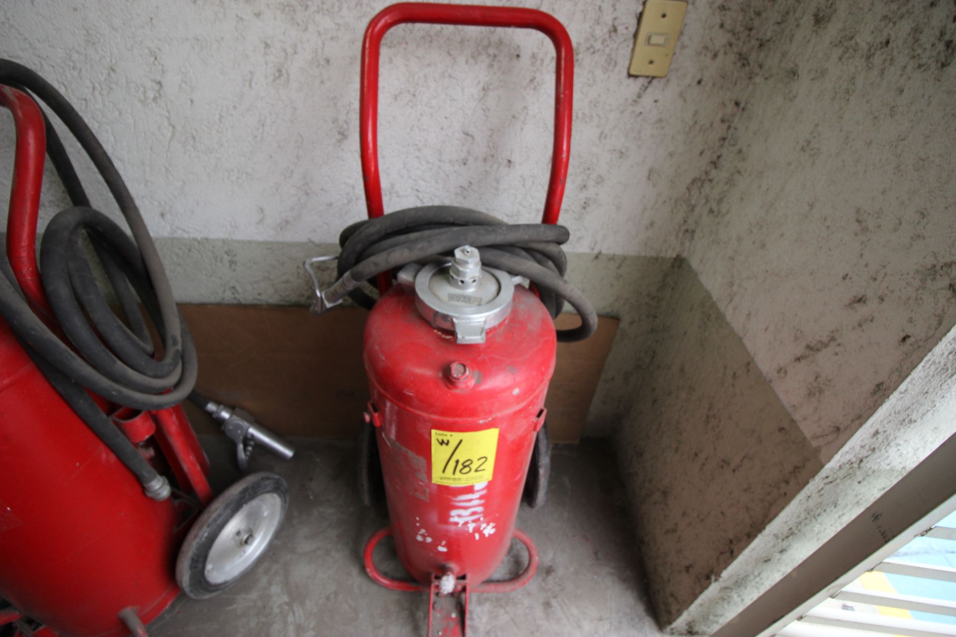 Dos extintores movil con capacidad de 20 LTS - Image 6 of 12