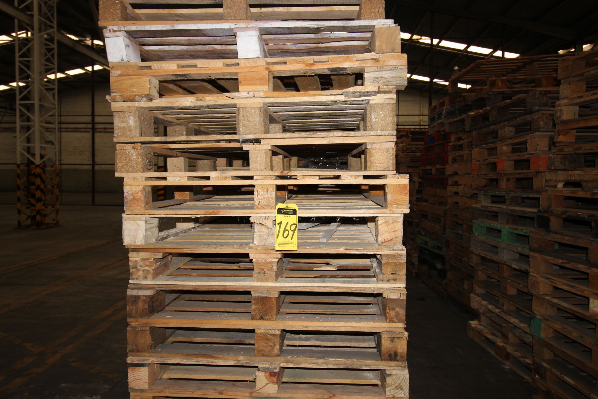 Tarimas de madera para estiba de 1.0 x 1.2 m. aprox. 150 pzas. - Image 2 of 14