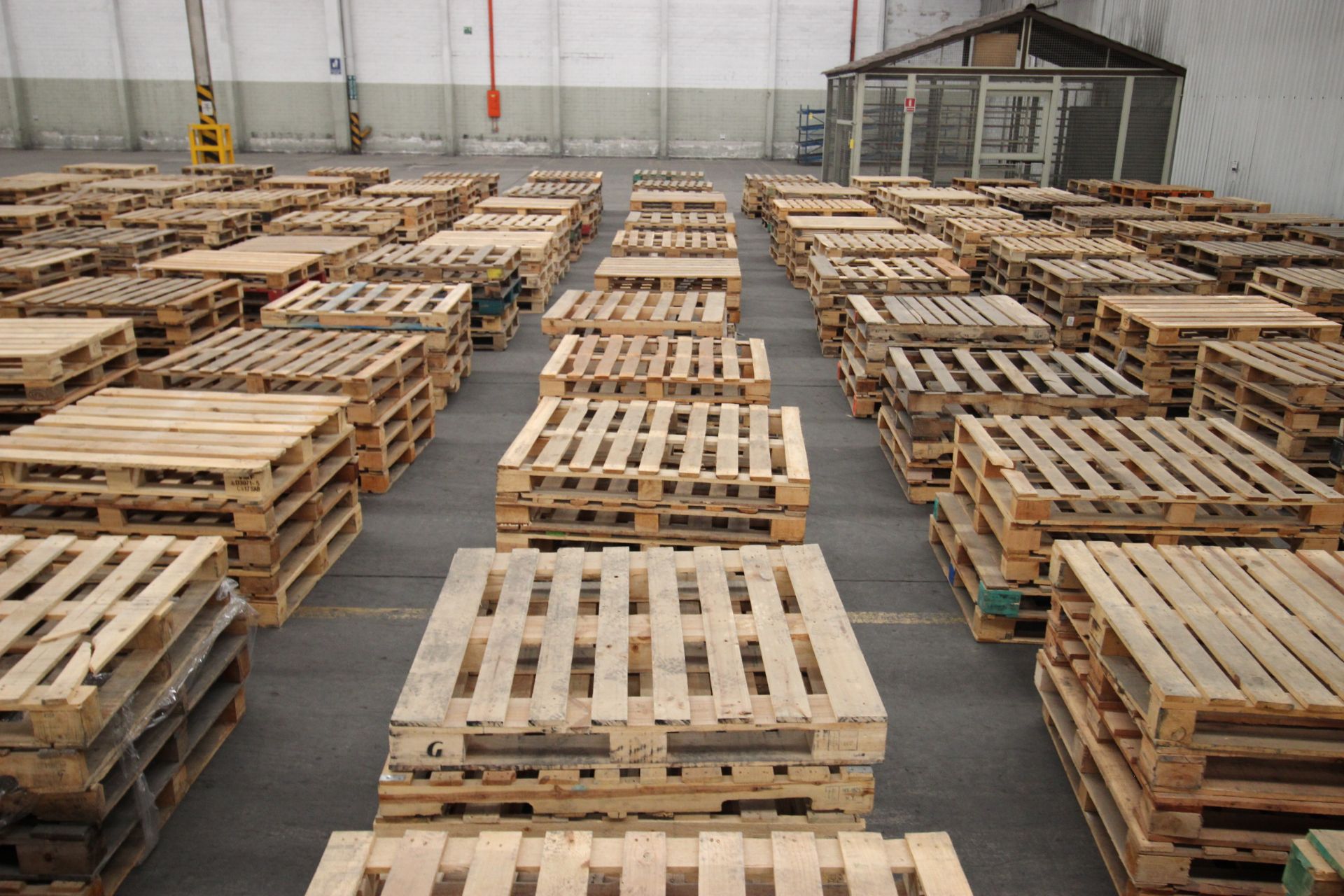 Tarimas de madera para estiba de 1.0 x 1.2 m. aprox. 225 pzas. - Image 9 of 13