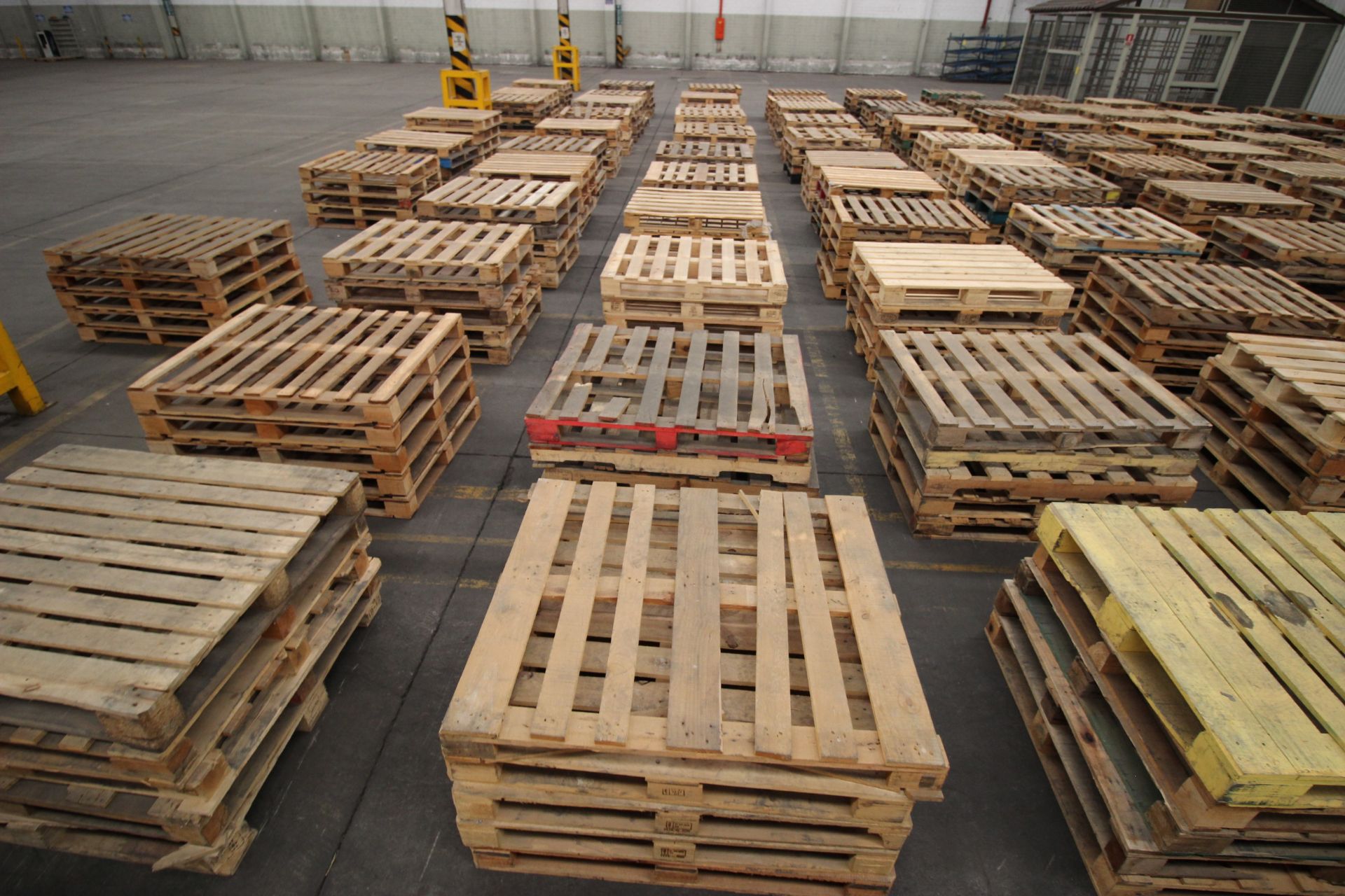 Tarimas de madera para estiba de 1.0 x 1.2 m. aprox. 225 pzas. - Image 3 of 9