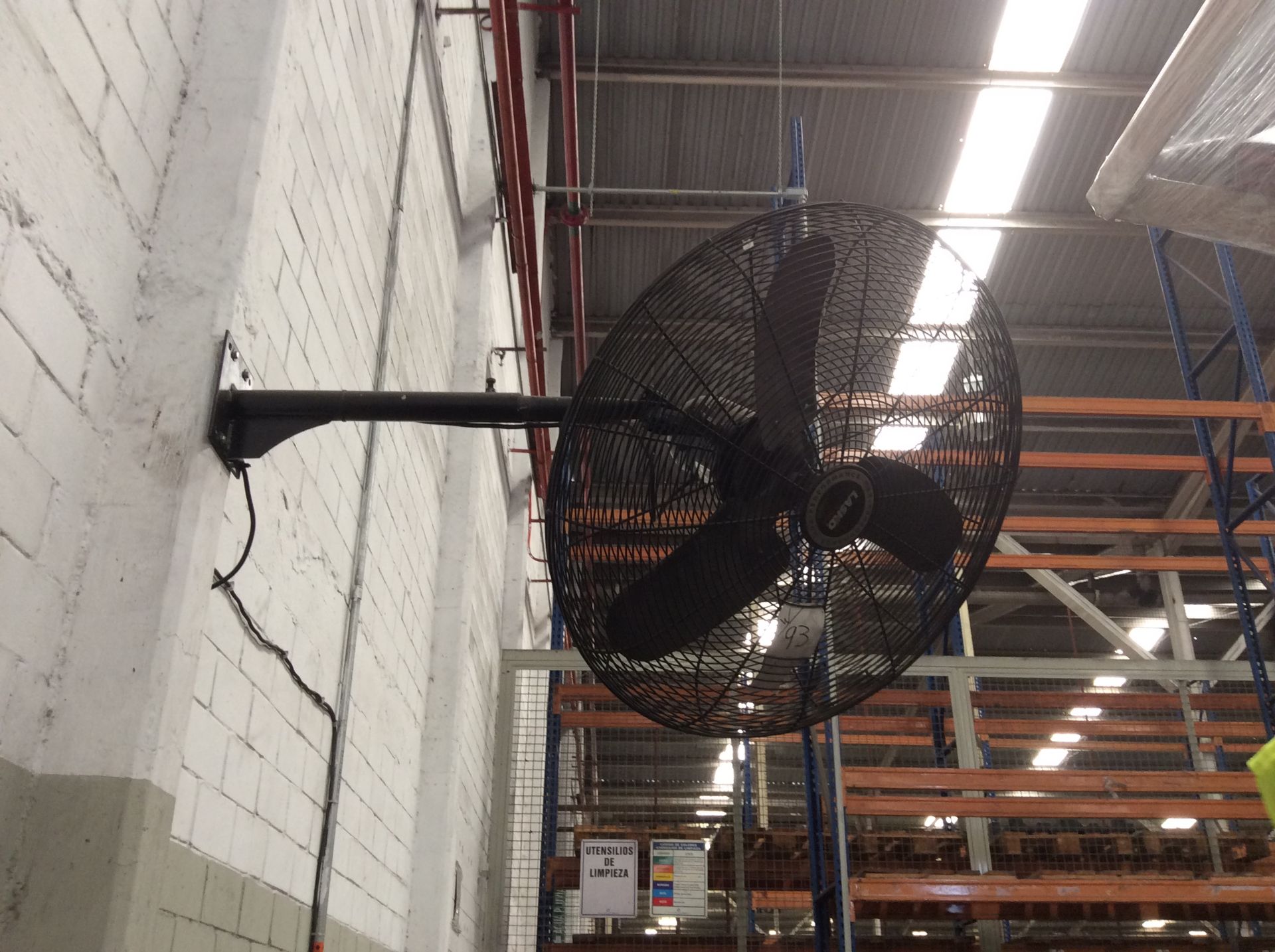 2 ventiladores Industriales, Un Ventilador De Pedestal, Perchero De Madera Y Un Pizarrón De Plumón. - Image 11 of 17