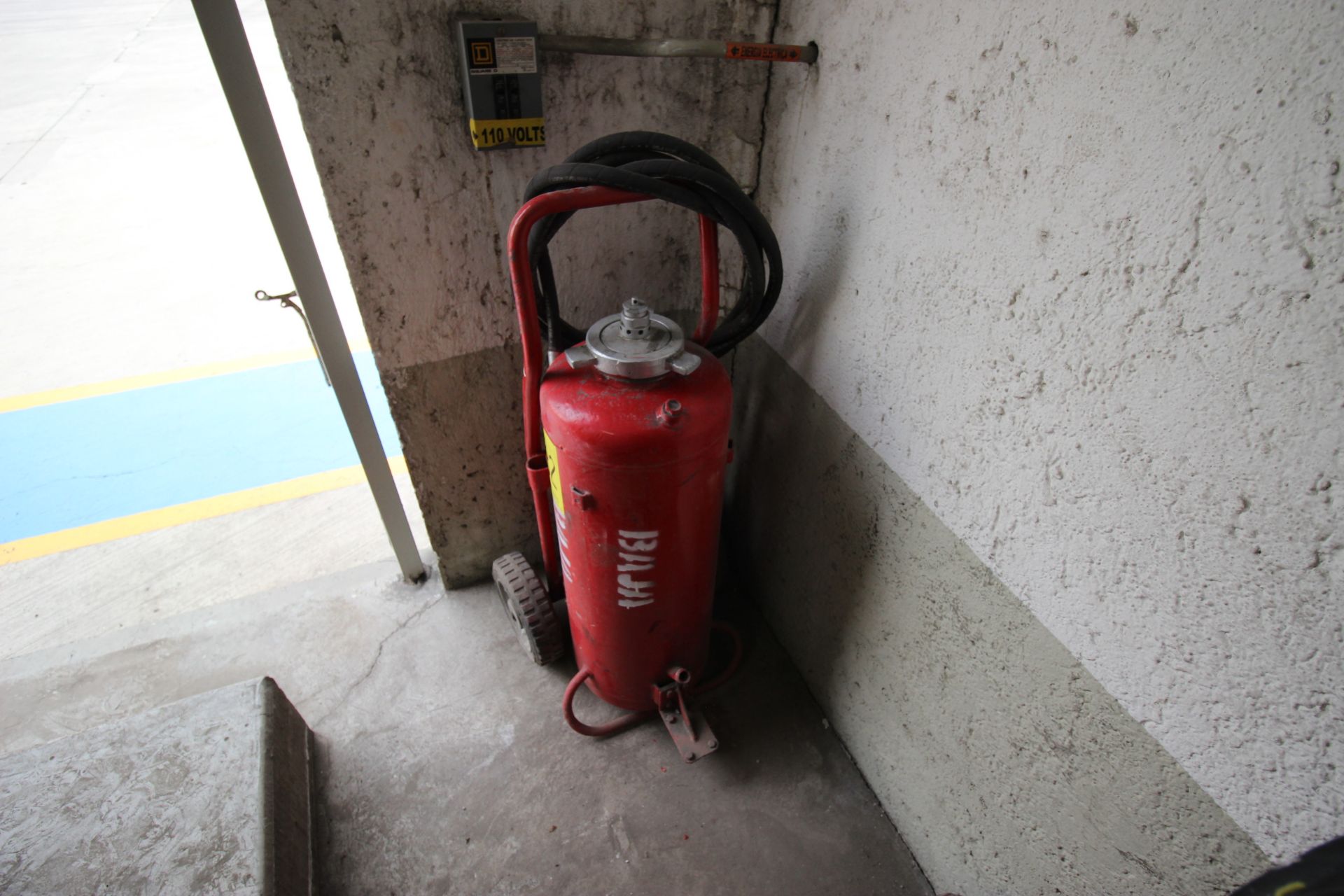 Dos extintores movil con capacidad de 20 LTS - Image 9 of 12