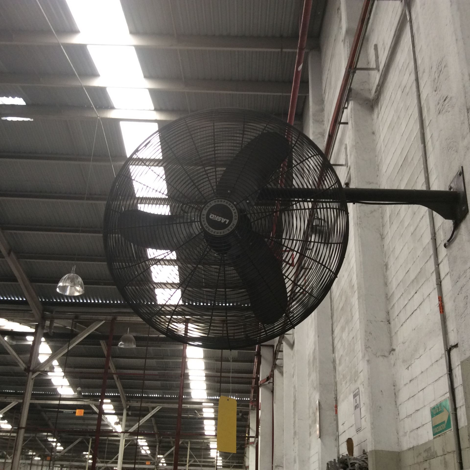 2 ventiladores Industriales, Un Ventilador De Pedestal, Perchero De Madera Y Un Pizarrón De Plumón. - Image 9 of 17