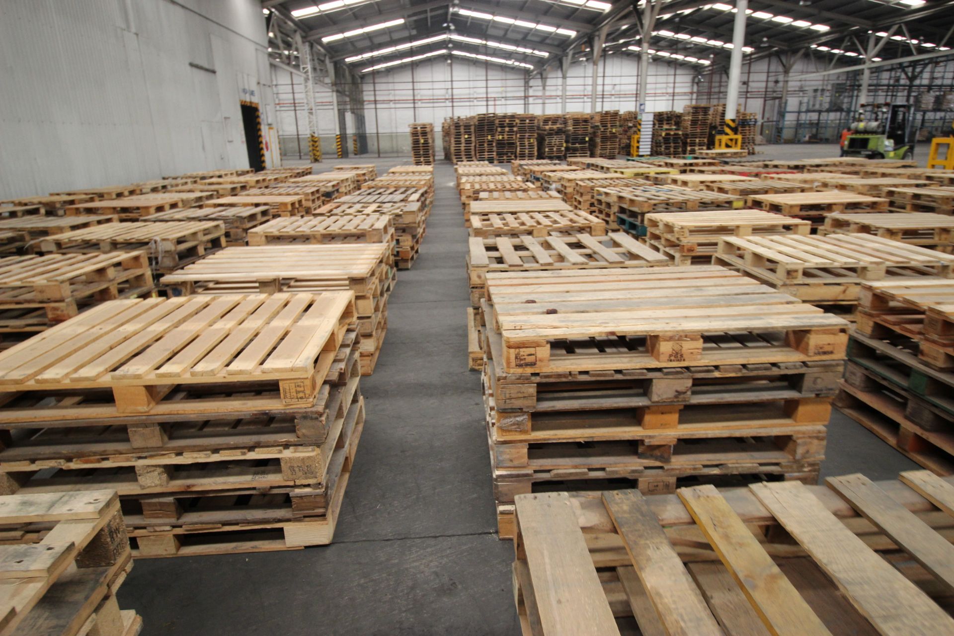 Tarimas de madera para estiba de 1.0 x 1.2 m. aprox. 225 pzas. - Image 5 of 13