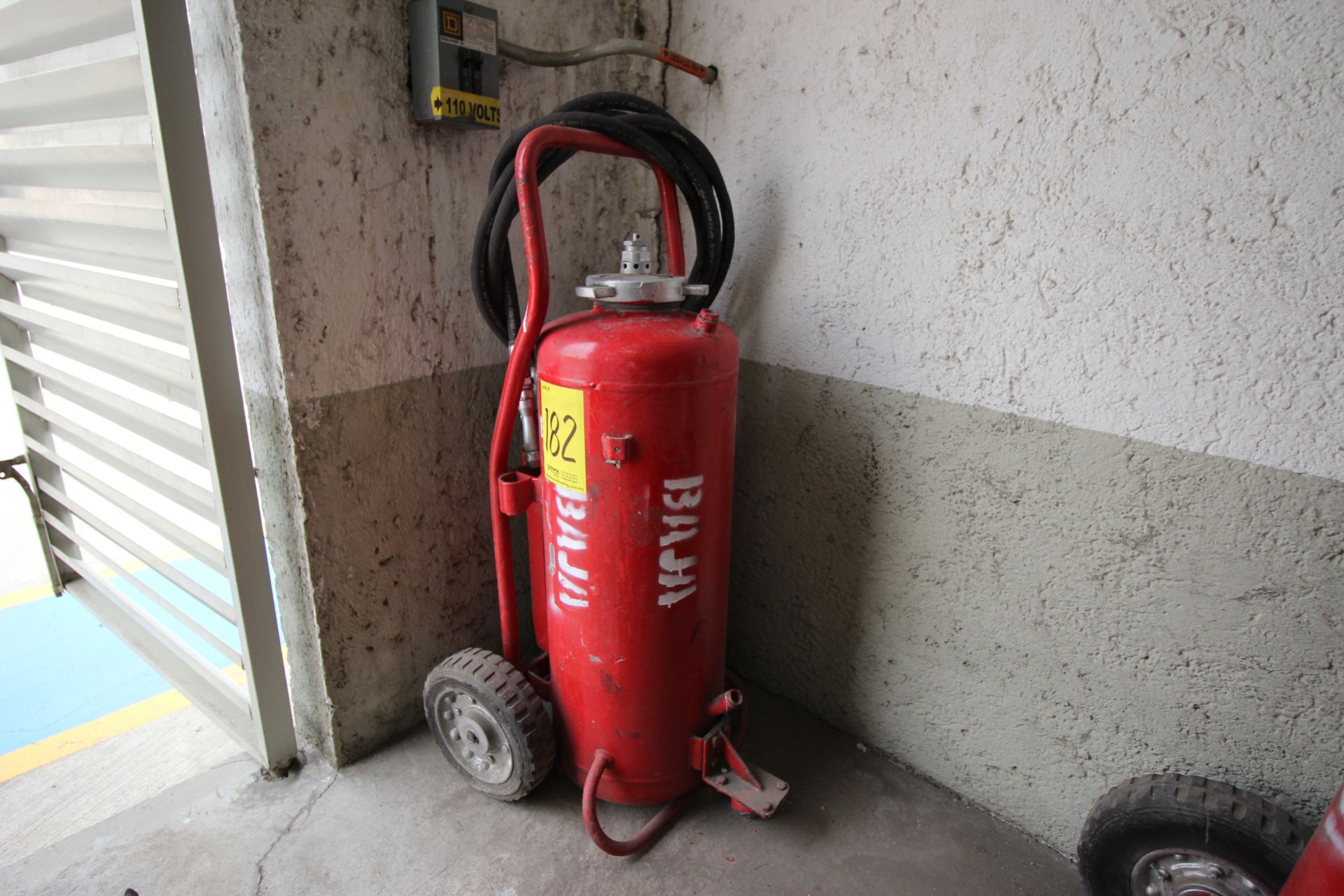 Dos extintores movil con capacidad de 20 LTS - Image 8 of 12