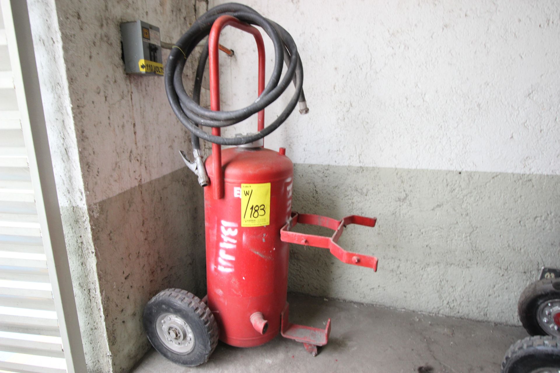 Tres extintores moviles con capacidad de - Image 2 of 16