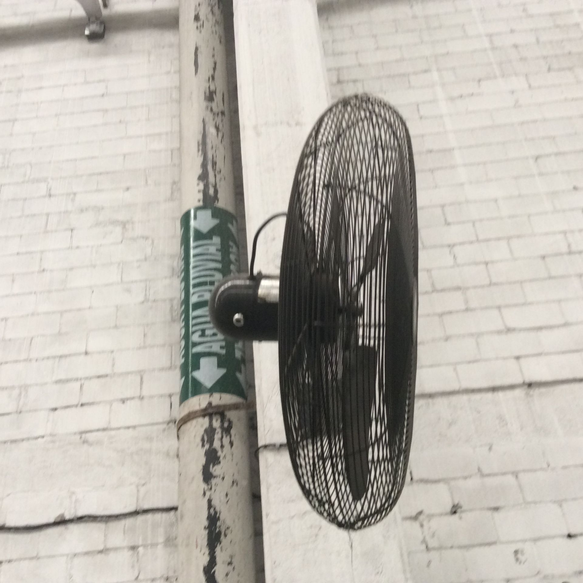 2 ventiladores Industriales, Un Ventilador De Pedestal, Perchero De Madera Y Un Pizarrón De Plumón. - Image 7 of 17