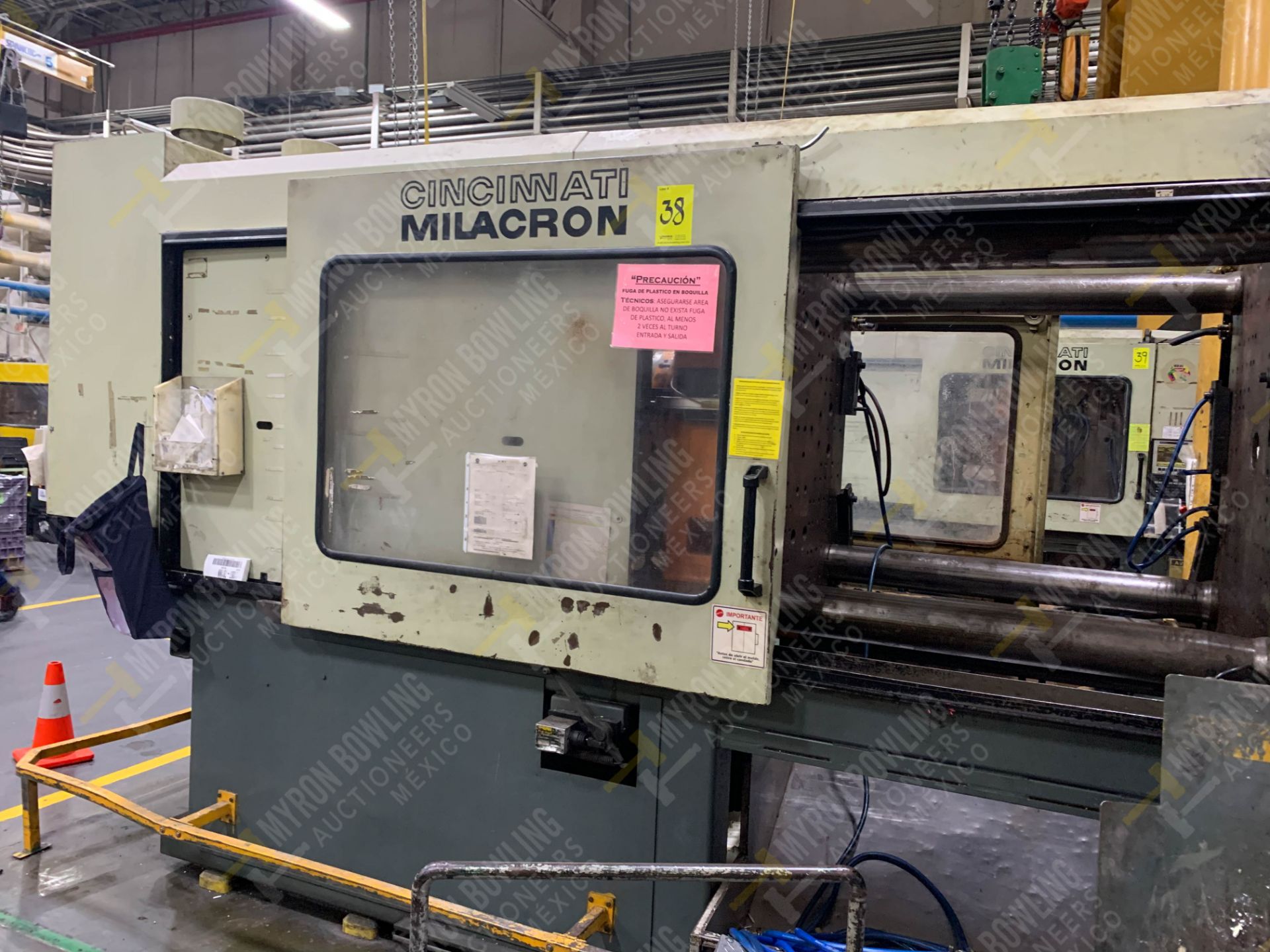 500 TON CINCINNATI MILACRON VH-500-105 PLASTIC INJECTION MOLDING MACHINE, MFG YEAR 1994 - Image 7 of 21