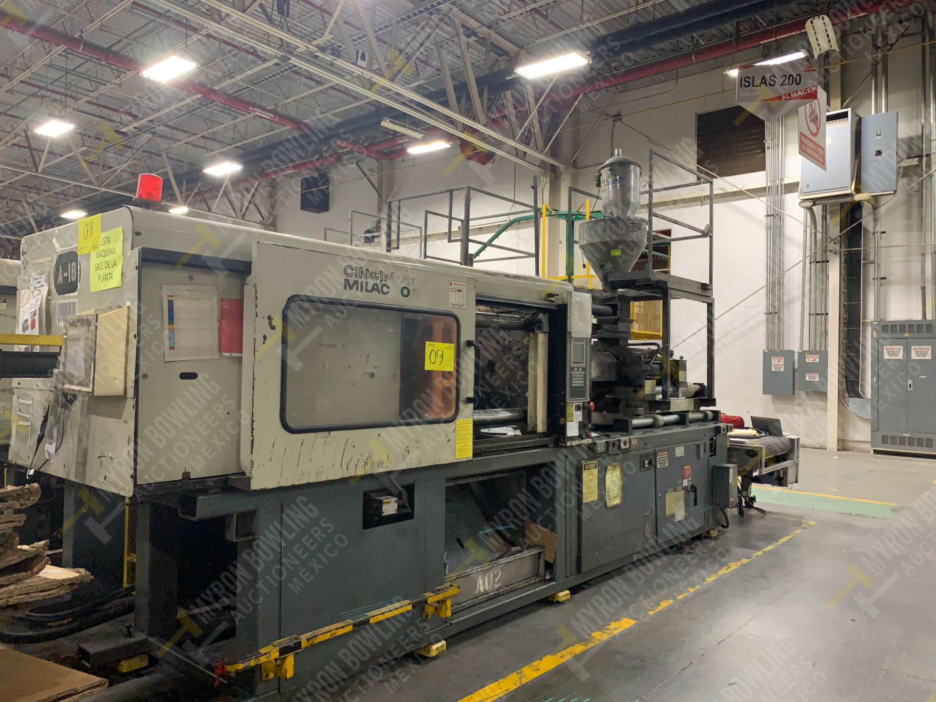 220 TON CINCINNATI MILACRON VT-220-17 PLASTIC INJECTION MOLDING MACHINE - Image 3 of 23