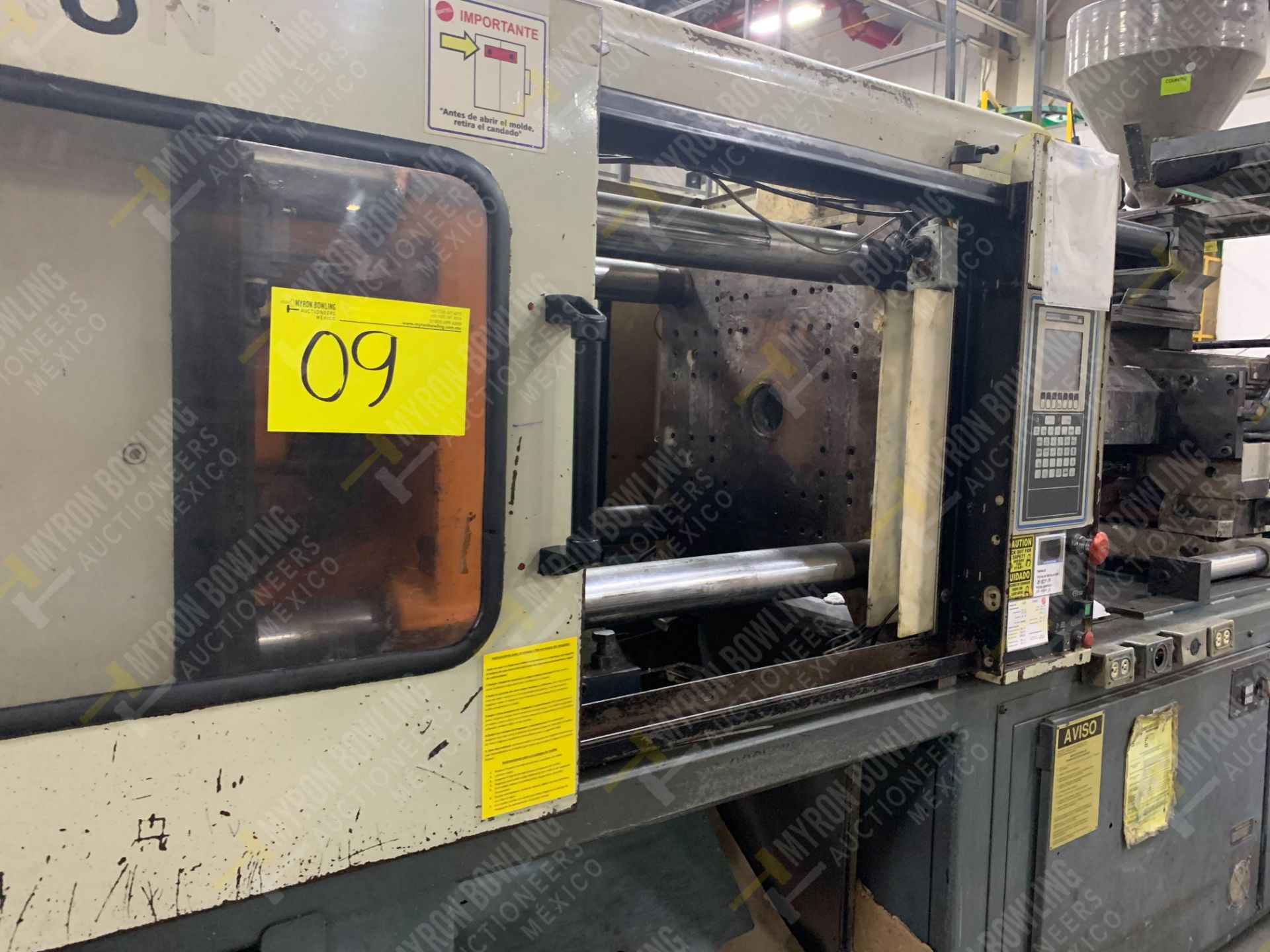 220 TON CINCINNATI MILACRON VT-220-17 PLASTIC INJECTION MOLDING MACHINE - Image 17 of 23