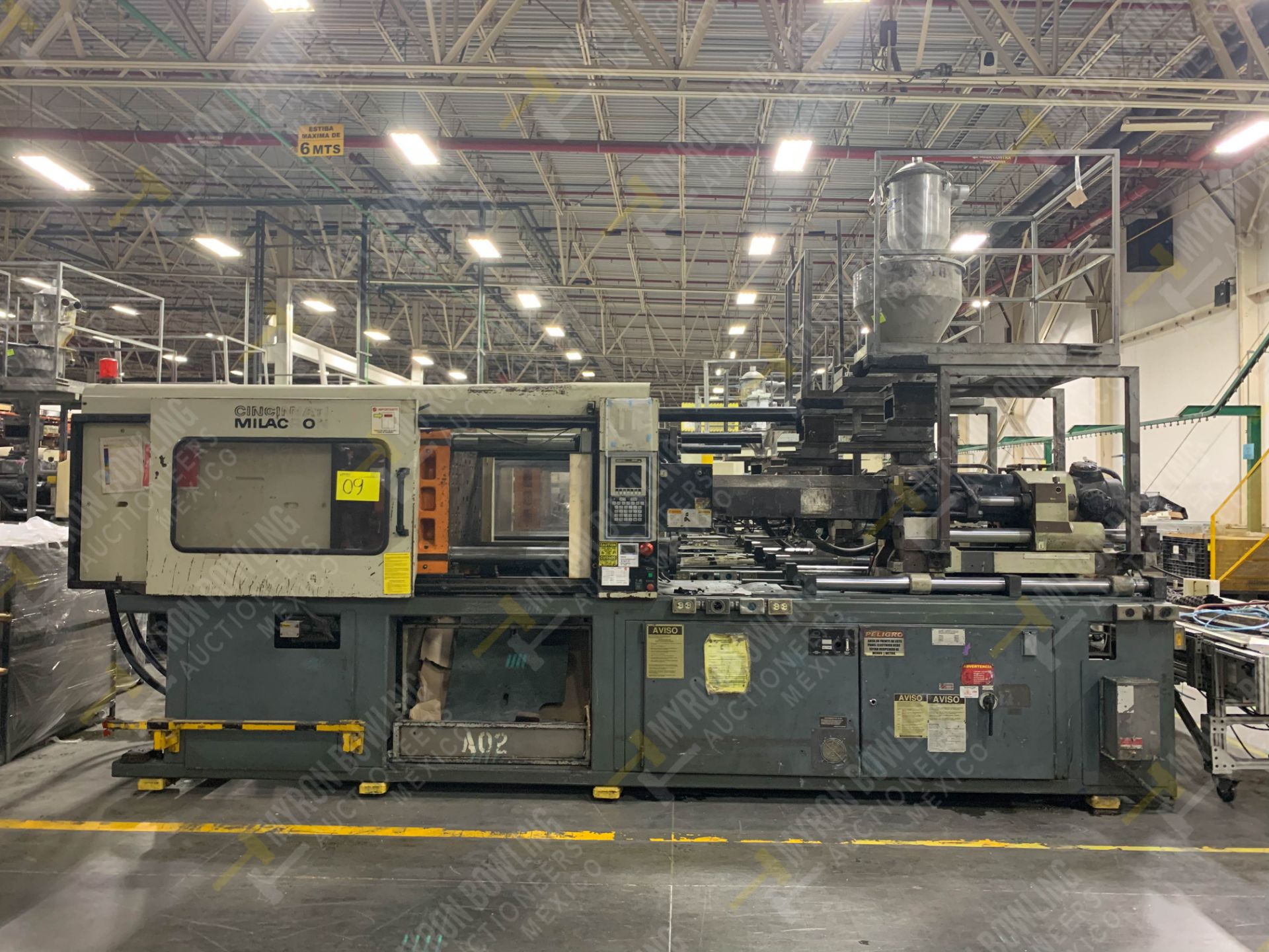 220 TON CINCINNATI MILACRON VT-220-17 PLASTIC INJECTION MOLDING MACHINE - Image 23 of 23