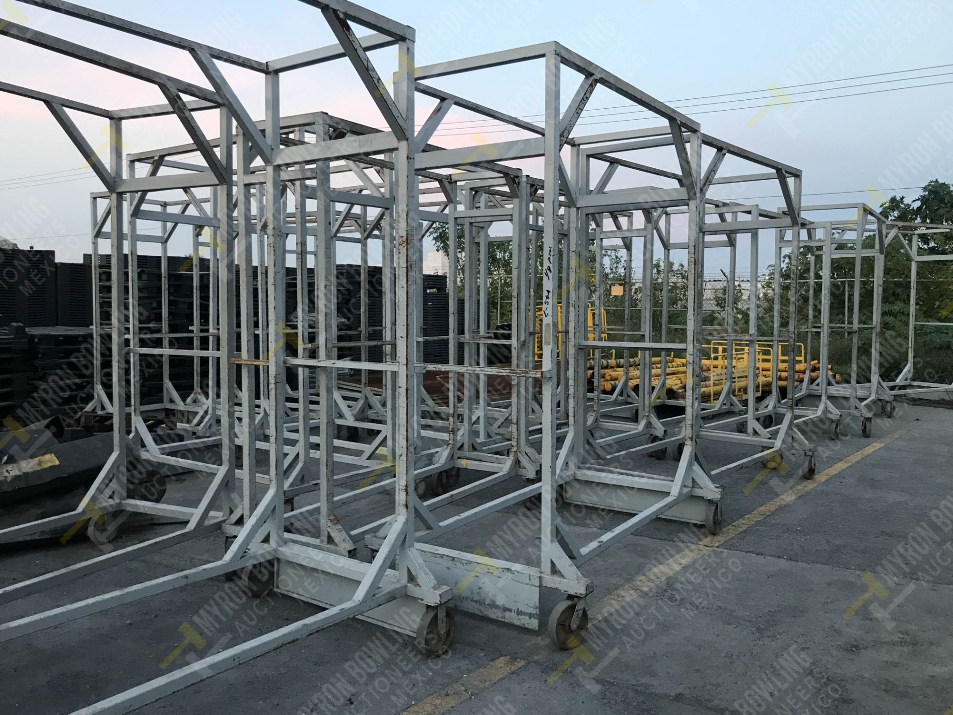 8 HEAVY DUTY METAL FRAME CAGE ON CASTERS (DIMENSIONS 2.40x2.00x0.90 METERS) - Image 4 of 5