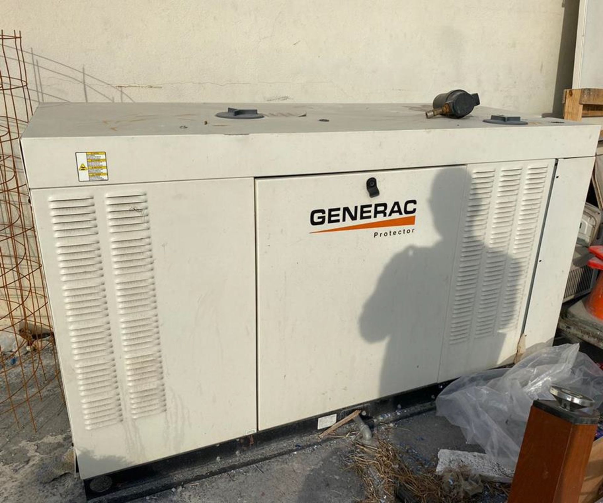 Generador de emergencia GENERAC, MOD. RG06024KVSX, SERIE 4587741, 75 KVA, MOTOR 4 CIL A GASOLINA. A