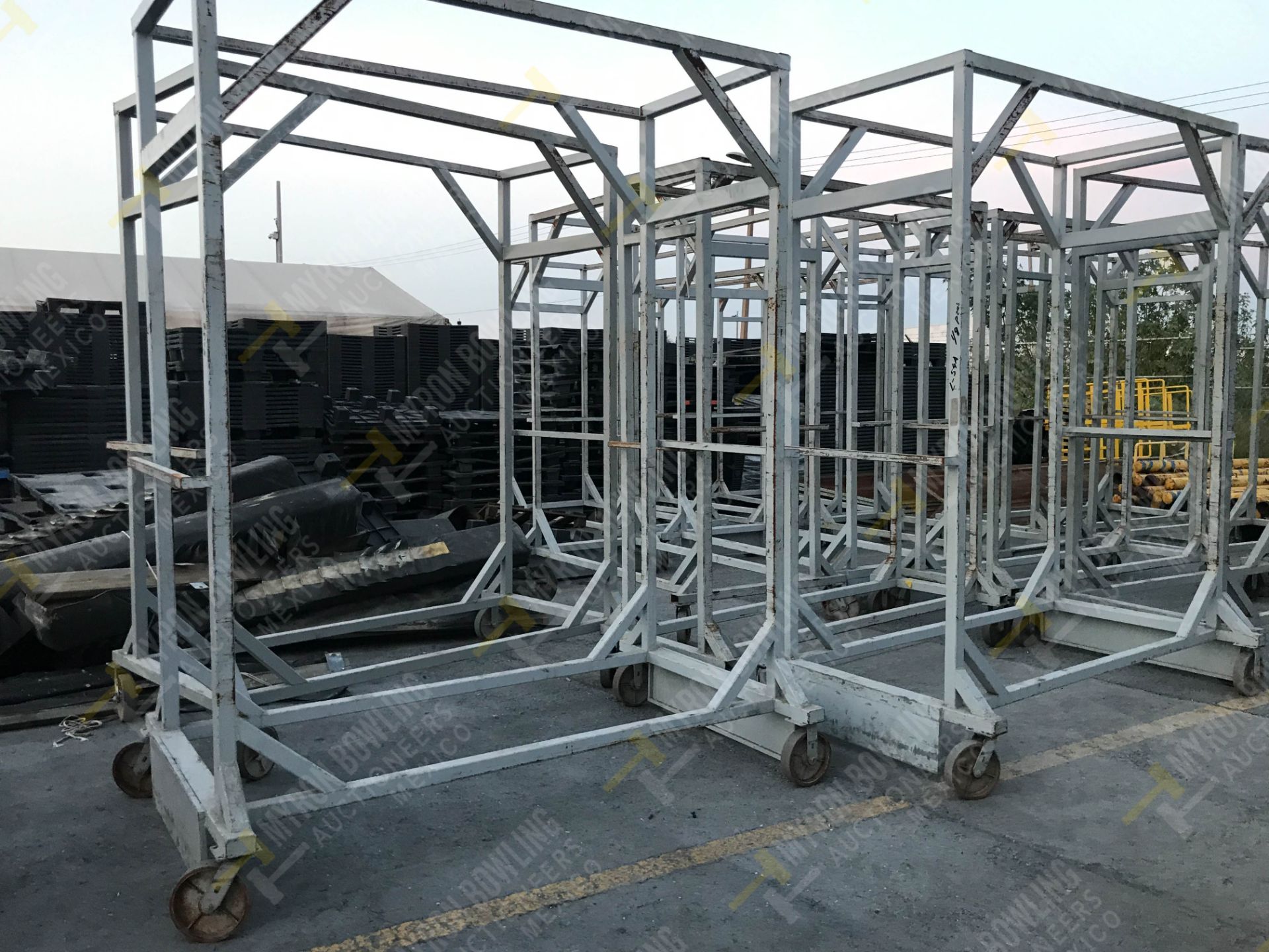 8 HEAVY DUTY METAL FRAME CAGE ON CASTERS (DIMENSIONS 2.40x2.00x0.90 METERS) - Image 6 of 7