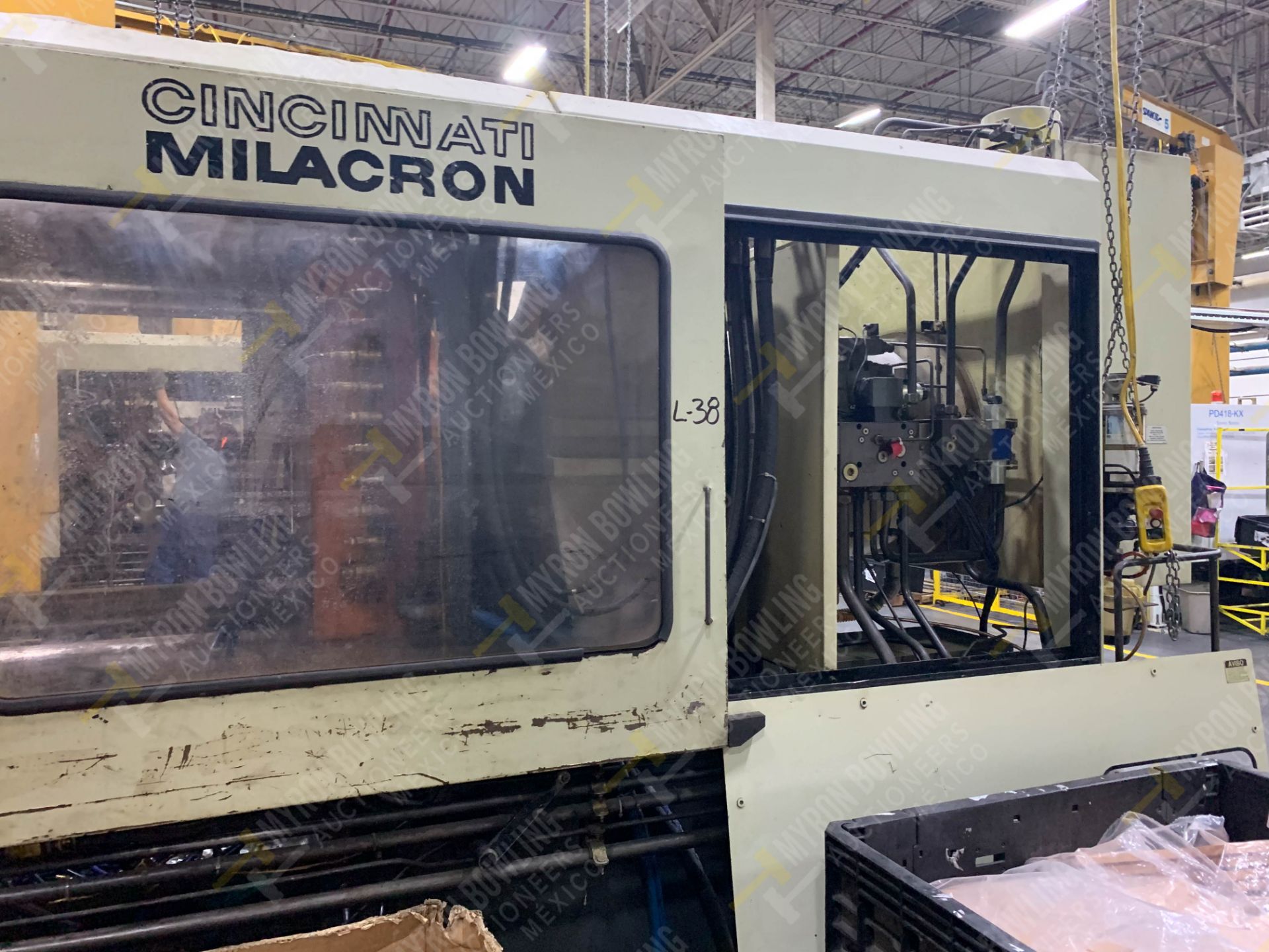 500 TON CINCINNATI MILACRON VH-500-105 PLASTIC INJECTION MOLDING MACHINE, MFG YEAR 1994 - Image 4 of 21