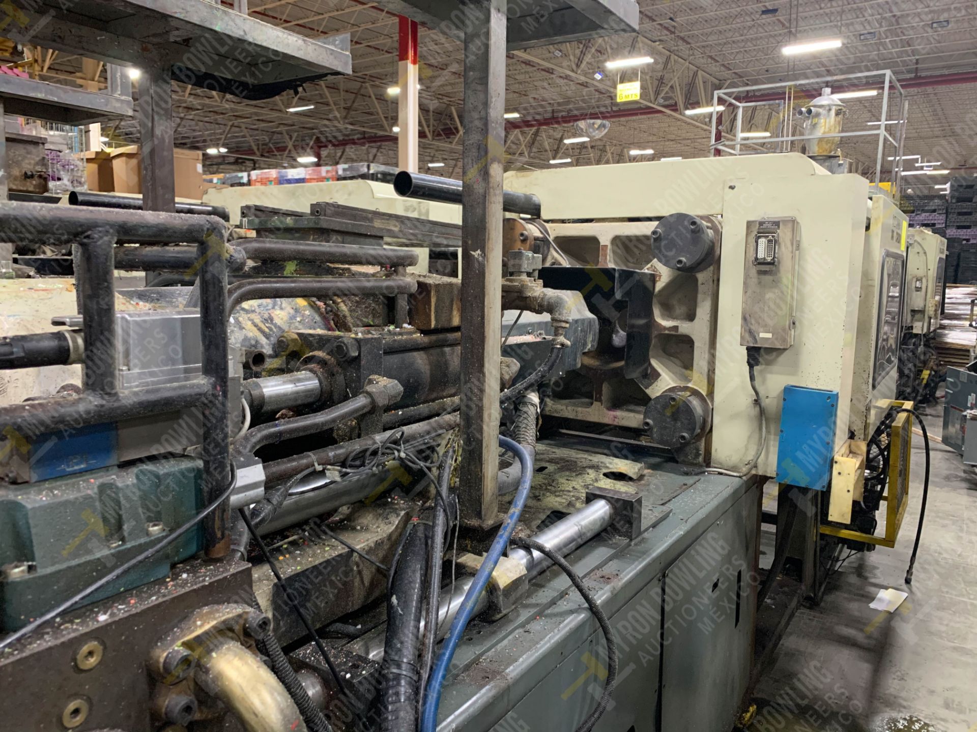 220 TON CINCINNATI MILACRON VT-220-17 PLASTIC INJECTION MOLDING MACHINE - Image 10 of 23