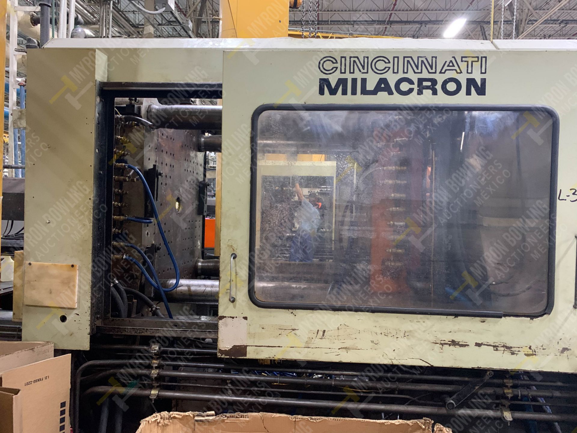 500 TON CINCINNATI MILACRON VH-500-105 PLASTIC INJECTION MOLDING MACHINE, MFG YEAR 1994 - Image 5 of 21