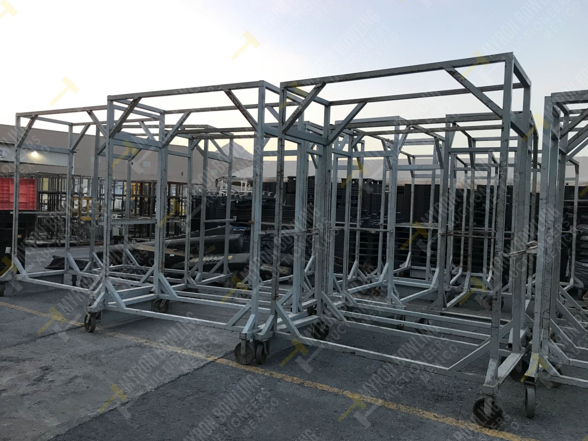 8 HEAVY DUTY METAL FRAME CAGE ON CASTERS (DIMENSIONS 2.40x2.00x0.90 METERS)