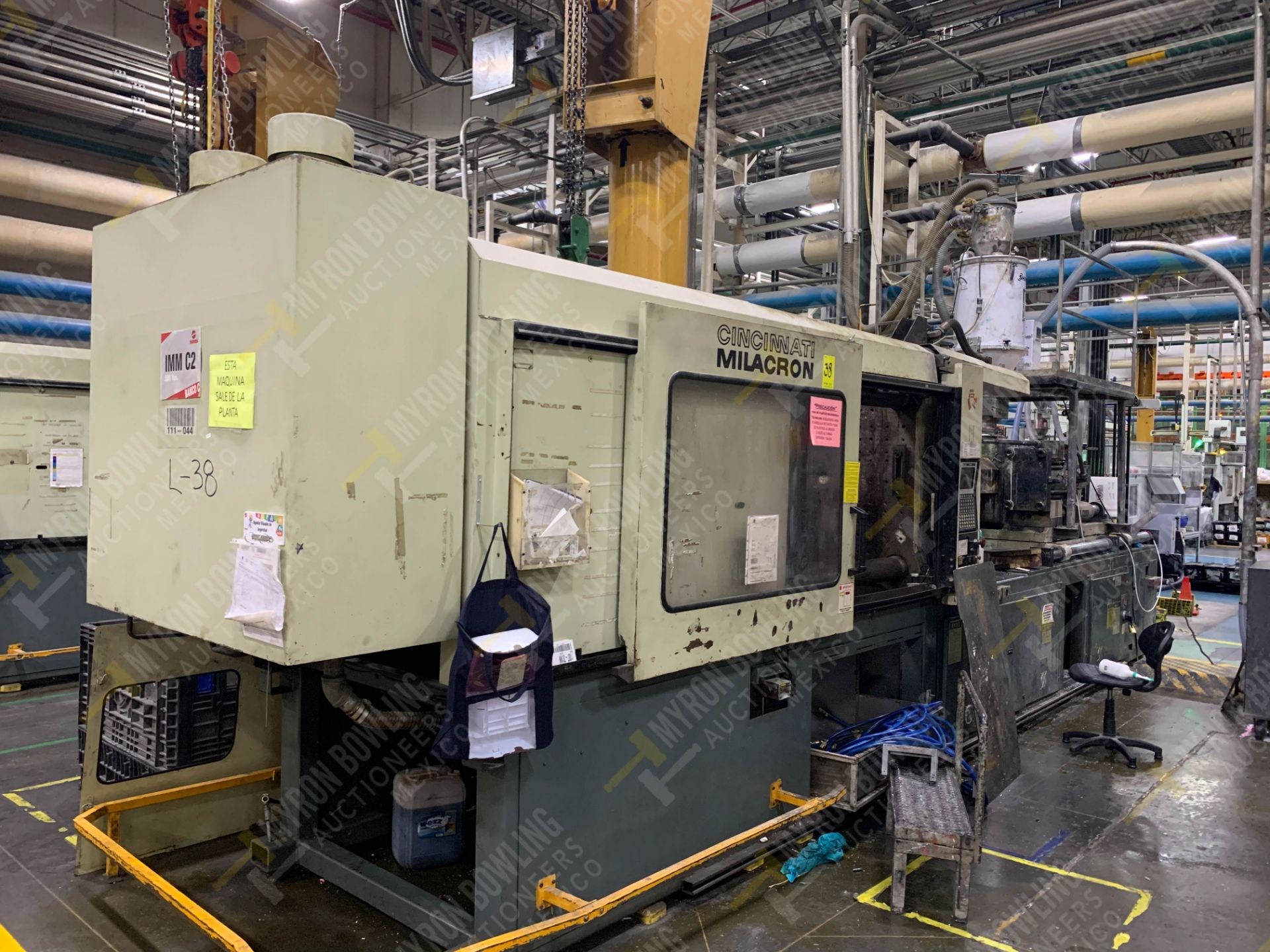 500 TON CINCINNATI MILACRON VH-500-105 PLASTIC INJECTION MOLDING MACHINE, MFG YEAR 1994 - Image 2 of 21