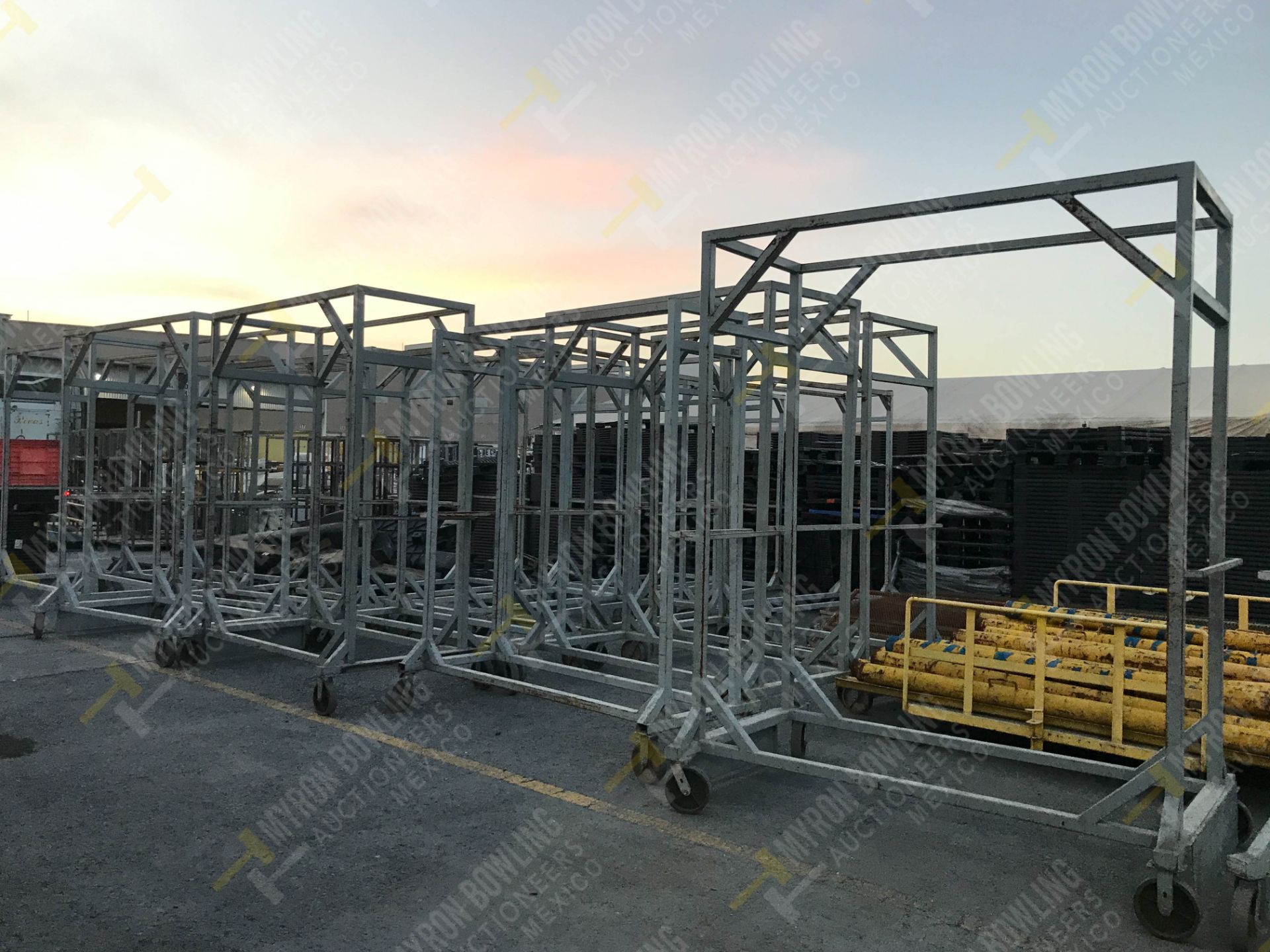 8 HEAVY DUTY METAL FRAME CAGE ON CASTERS (DIMENSIONS 2.40x2.00x0.90 METERS) - Image 2 of 7