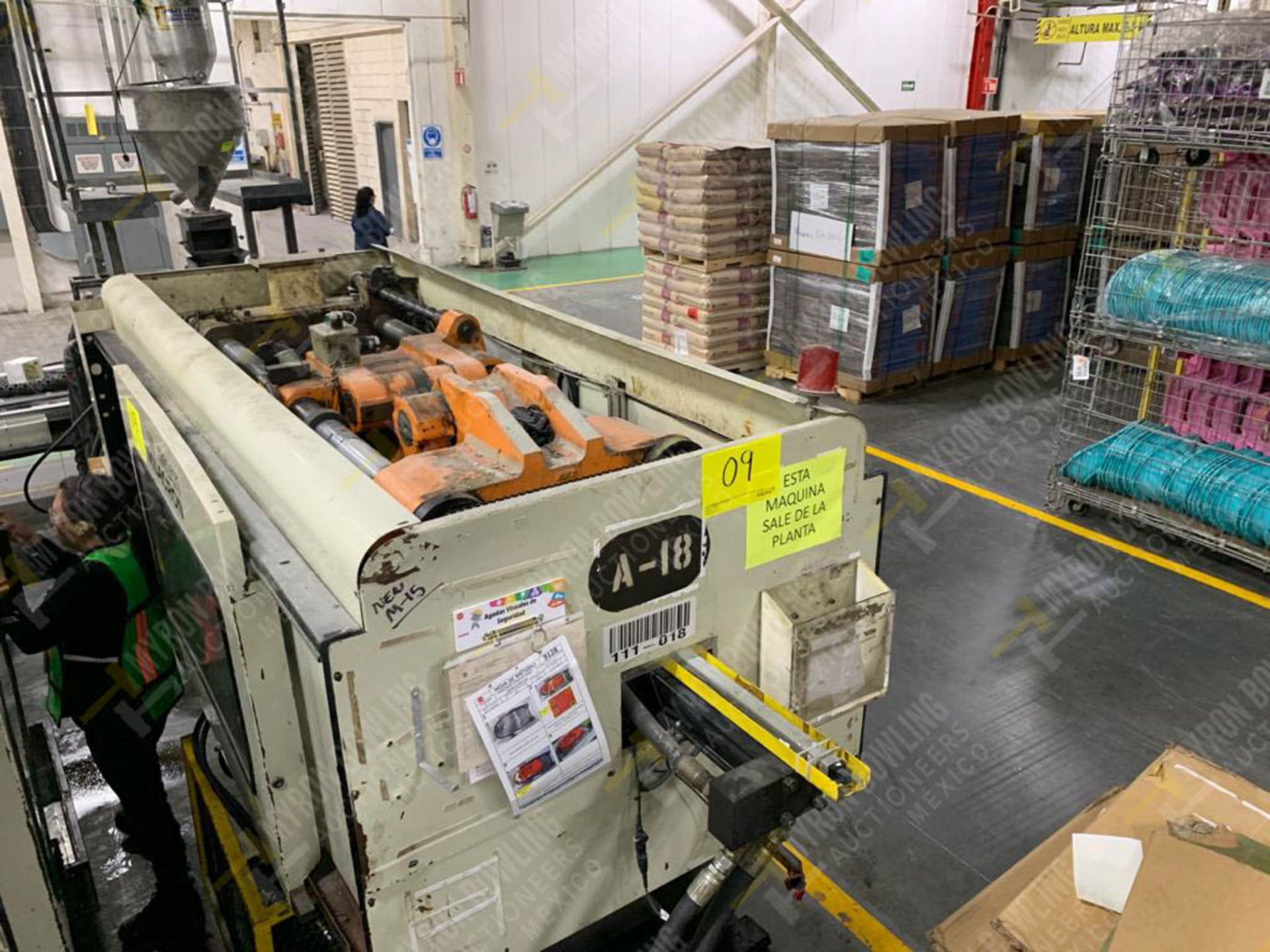 220 TON CINCINNATI MILACRON VT-220-17 PLASTIC INJECTION MOLDING MACHINE - Image 11 of 23