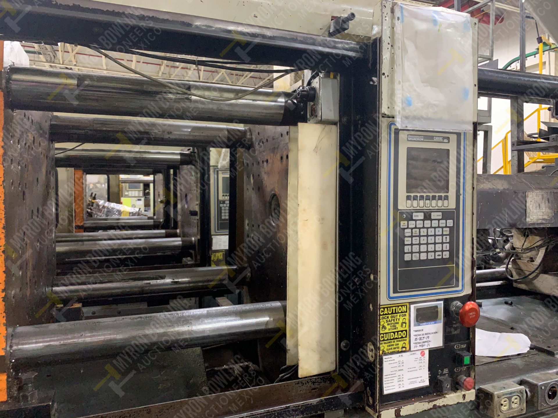 220 TON CINCINNATI MILACRON VT-220-17 PLASTIC INJECTION MOLDING MACHINE - Image 16 of 23