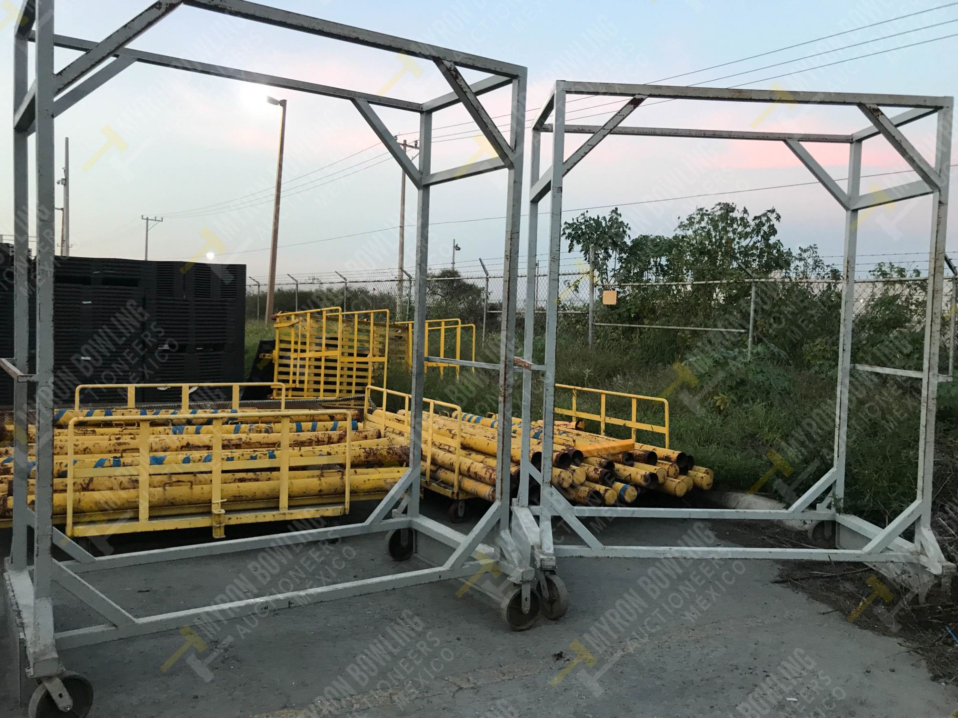 8 HEAVY DUTY METAL FRAME CAGE ON CASTERS (DIMENSIONS 2.40x2.00x0.90 METERS)