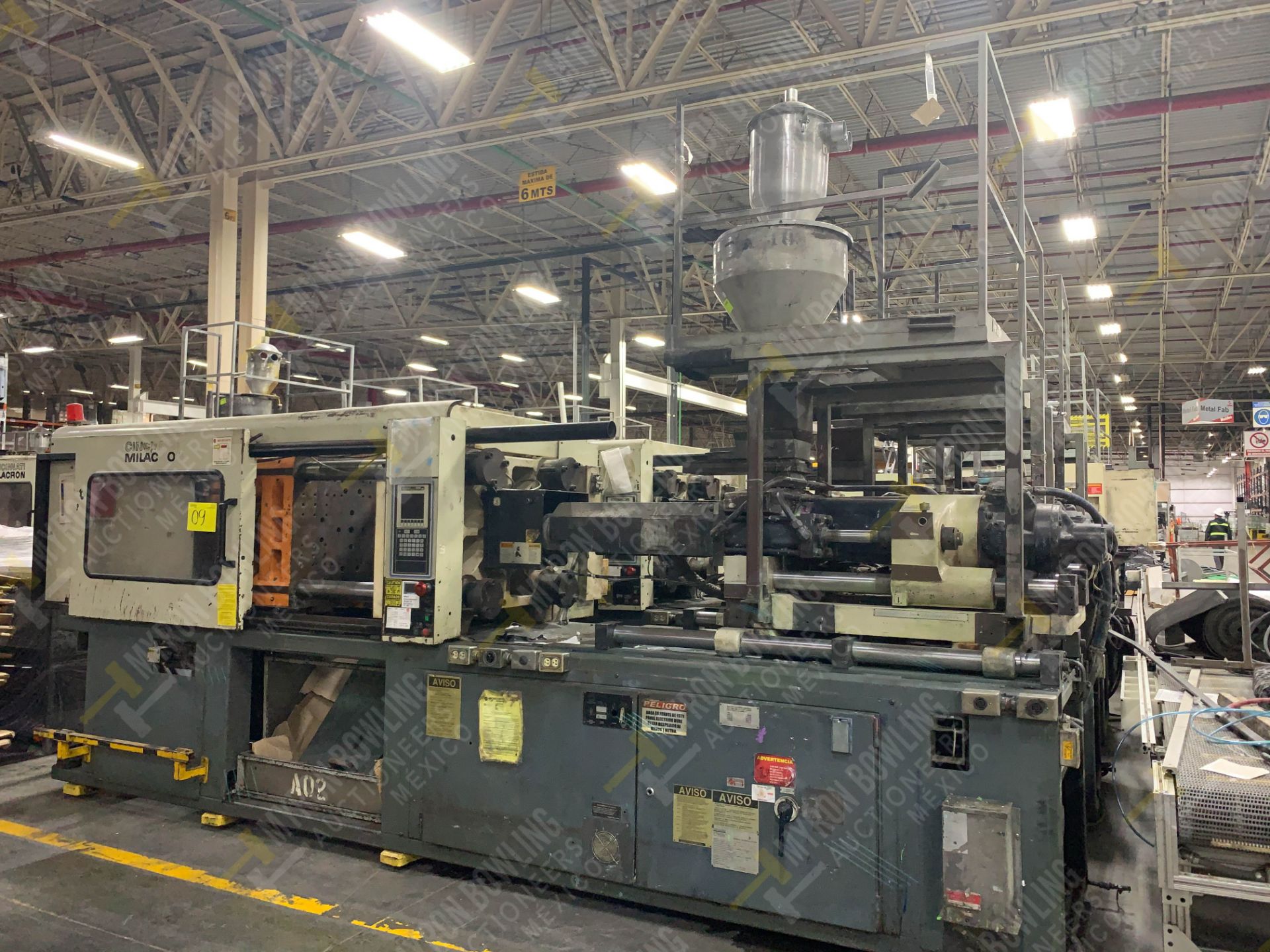 220 TON CINCINNATI MILACRON VT-220-17 PLASTIC INJECTION MOLDING MACHINE - Image 2 of 23