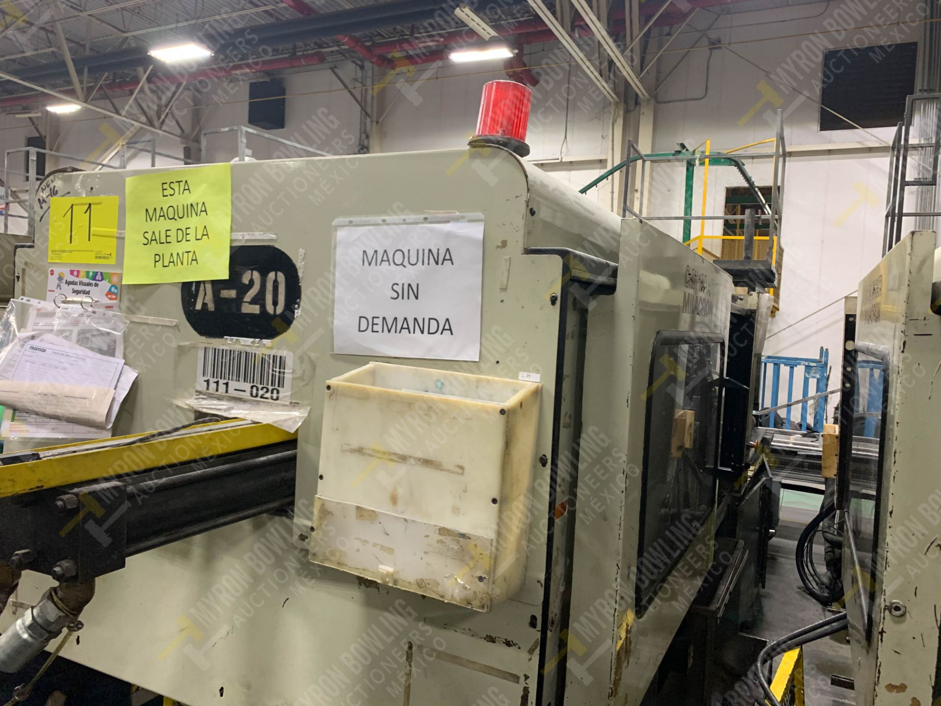 220 TON CINCINNATI MILACRON VT-220-17 PLASTIC INJECTION MOLDING MACHINE - Image 9 of 23