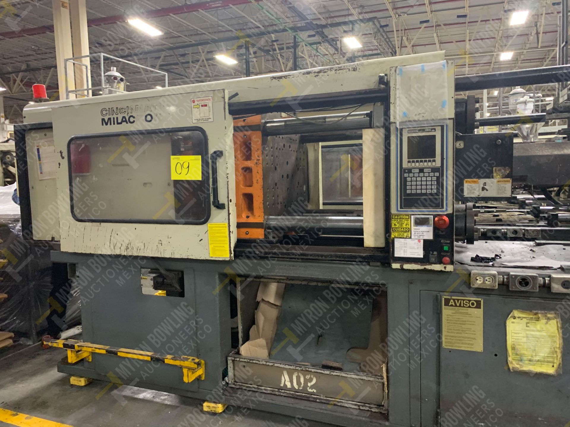 220 TON CINCINNATI MILACRON VT-220-17 PLASTIC INJECTION MOLDING MACHINE - Image 5 of 23