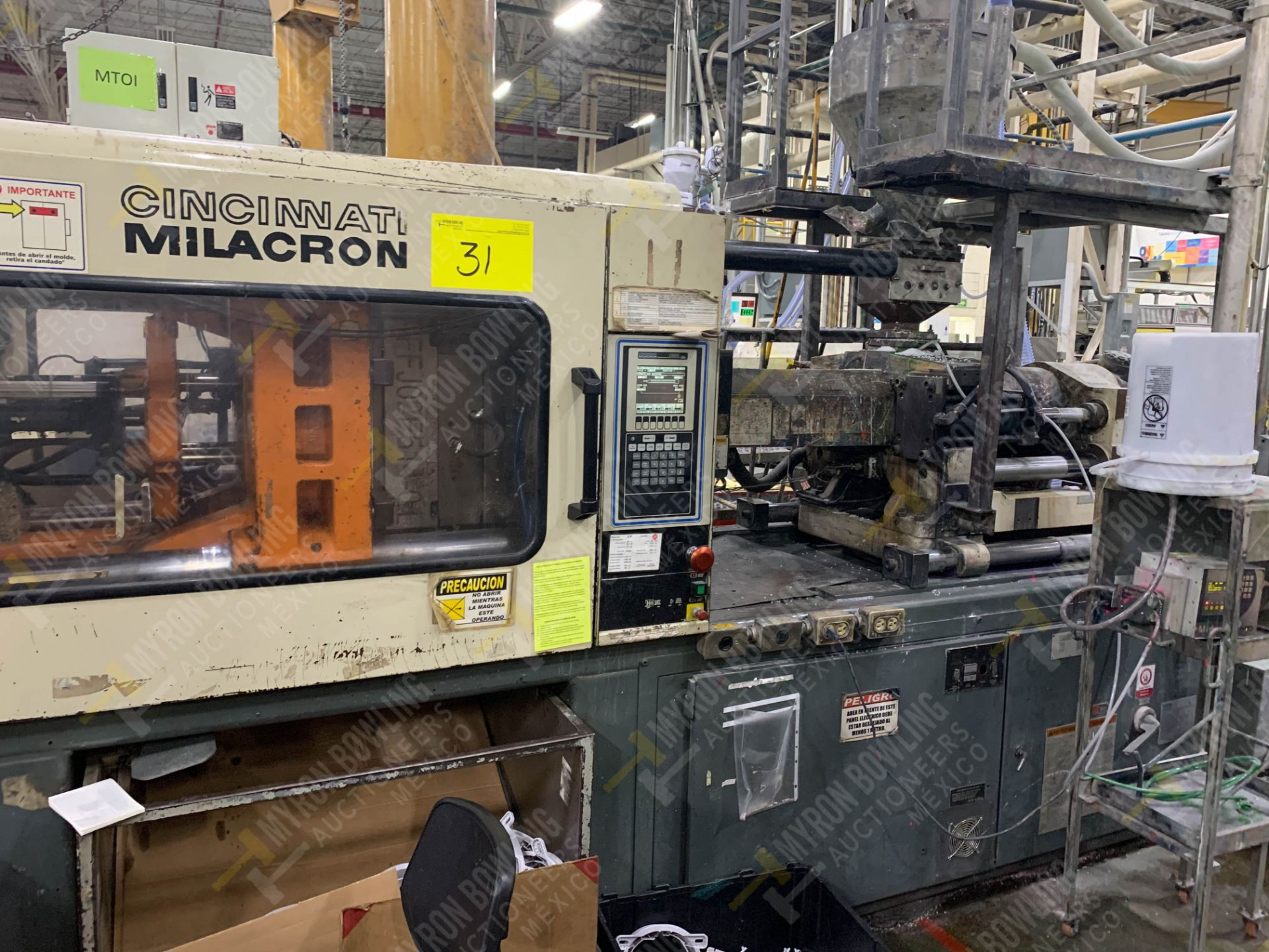 220 TON CINCINNATI MILACRON VT-220-20 PLASTIC INJECTION MOLDING MACHINE, MFG YEAR 1997 - Image 6 of 12