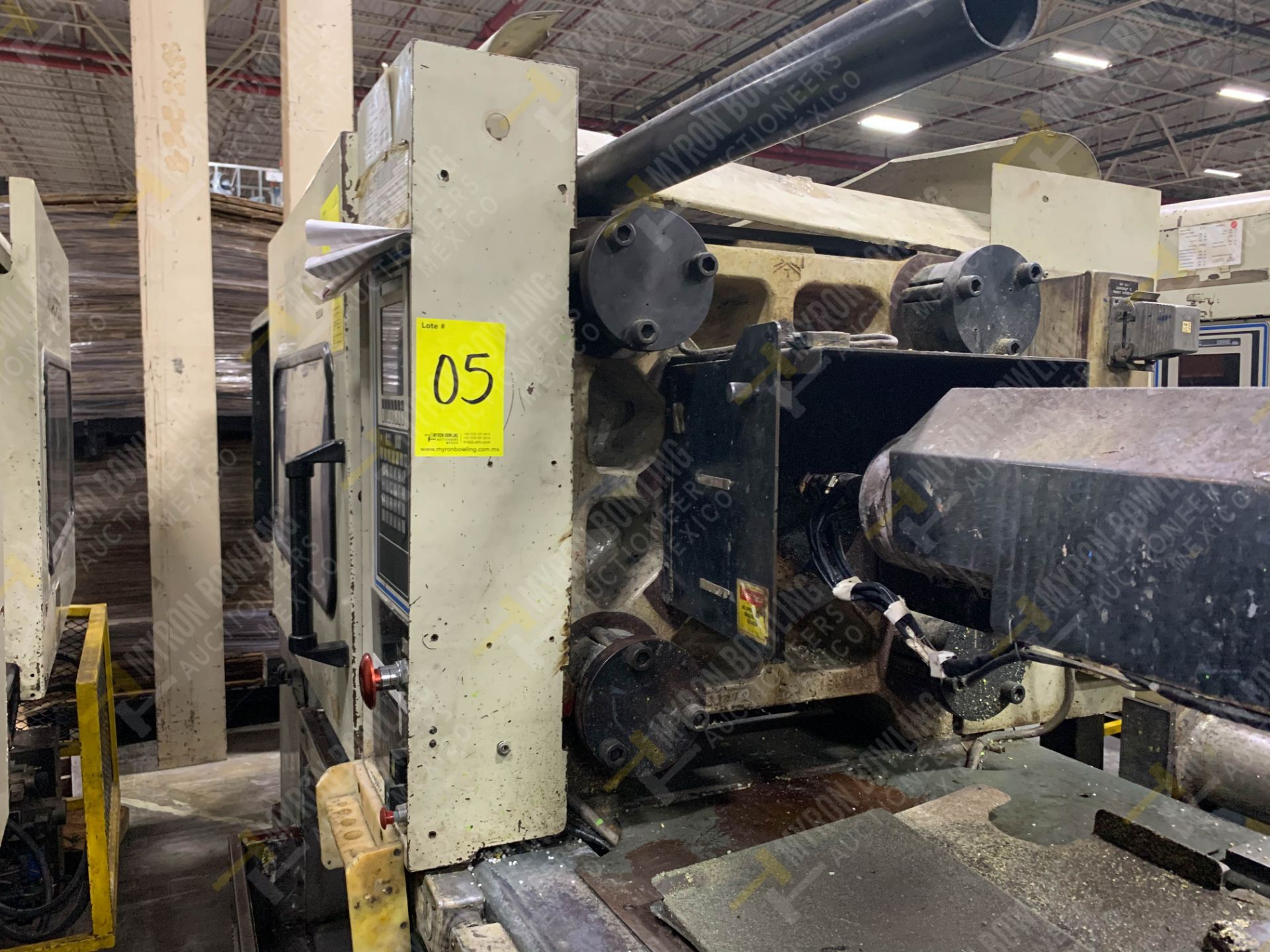 165 TON CINCINNATI MILACRON VT165 PLASTIC INJECTION MOLDING MACHINE - Image 7 of 23