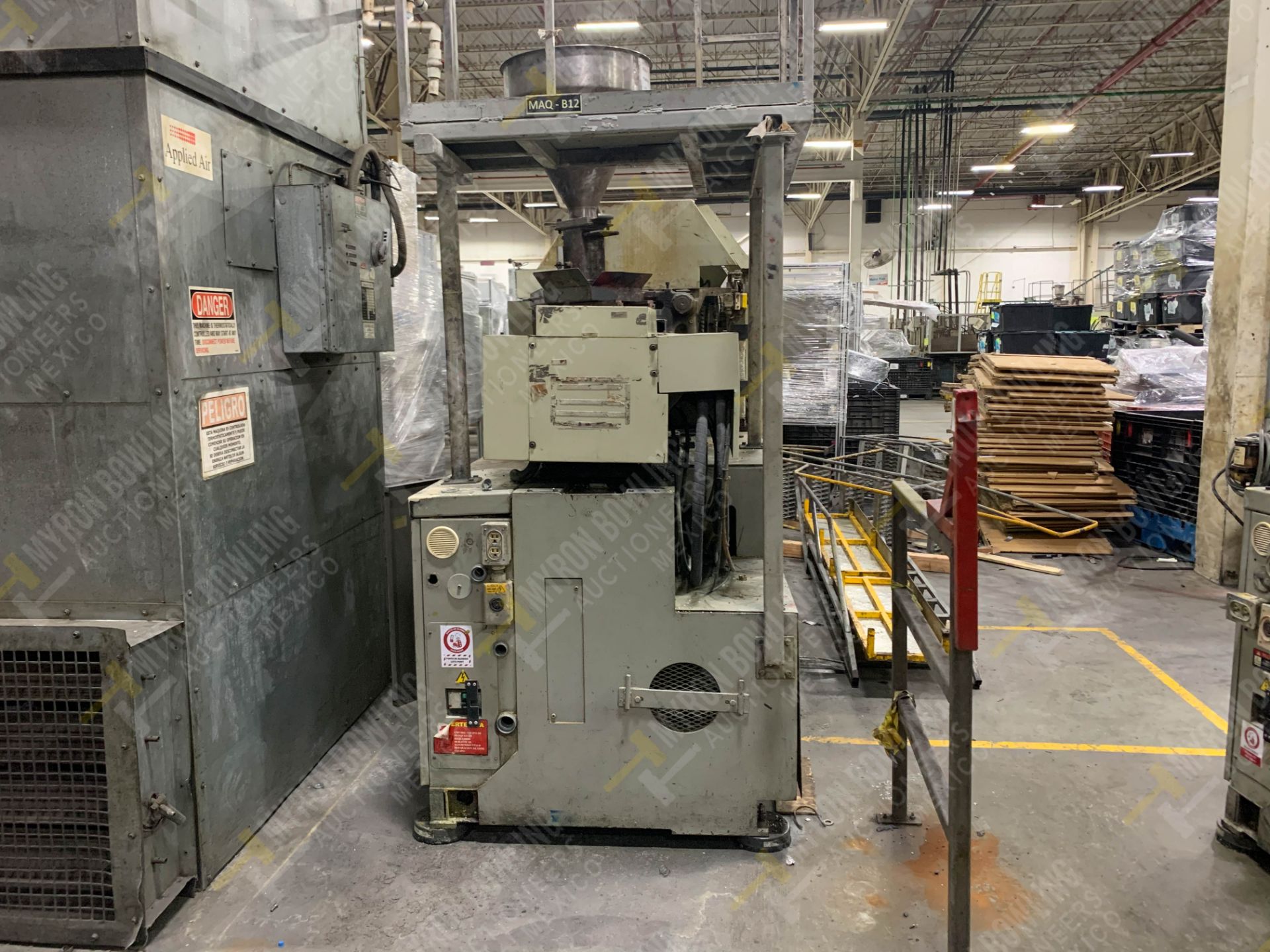 90 TON TOSHIBA ISGS90V10-2Y PLASTIC INJECTION MOLDING MACHINE - Image 15 of 17