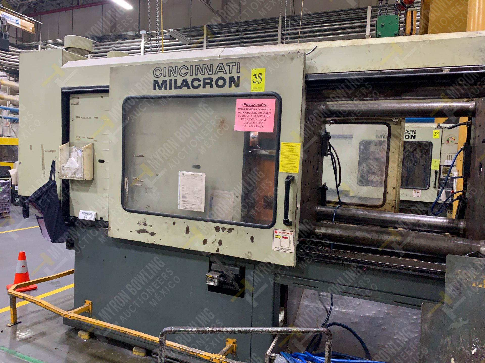 500 TON CINCINNATI MILACRON VH-500-105 PLASTIC INJECTION MOLDING MACHINE, MFG YEAR 1994 - Image 6 of 21