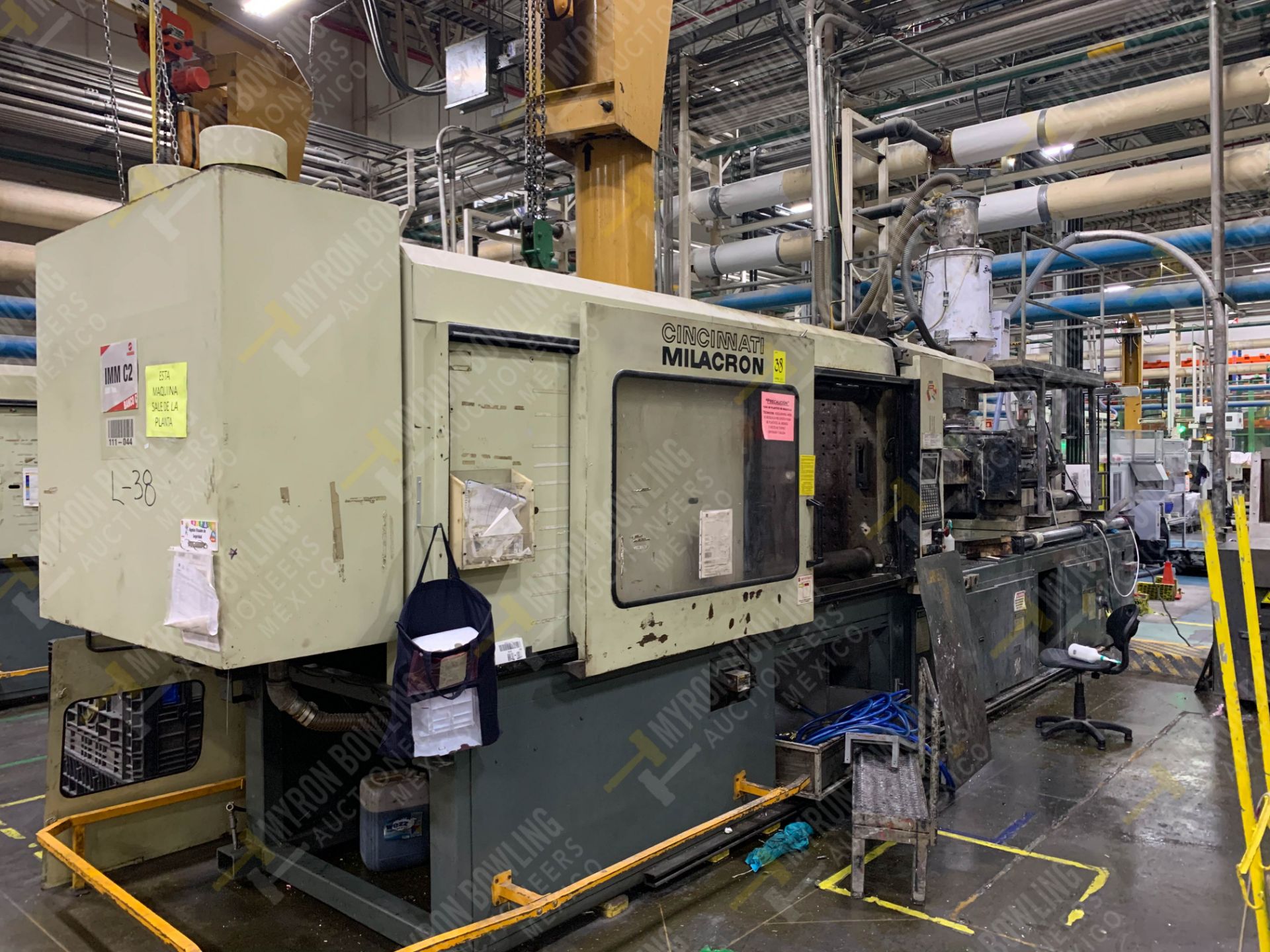 500 TON CINCINNATI MILACRON VH-500-105 PLASTIC INJECTION MOLDING MACHINE, MFG YEAR 1994 - Image 3 of 21